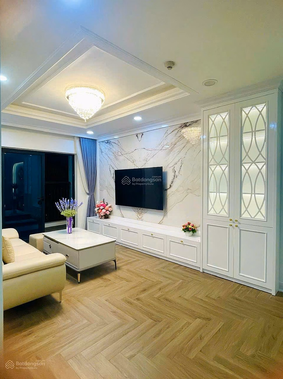 The owner quickly sold the apartment 94m², 3 bedrooms, 2 bathrooms, beautiful middle floor, airy, full of high-class furniture, good price