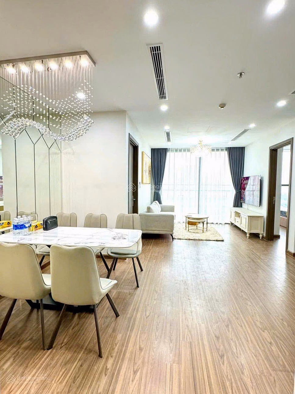 In Green Bay, we have fully furnished 1-bedroom, 2-bedroom and 3-bedroom apartments available, come in right away, priced from 8 million/month. Call me 0918 269 ***