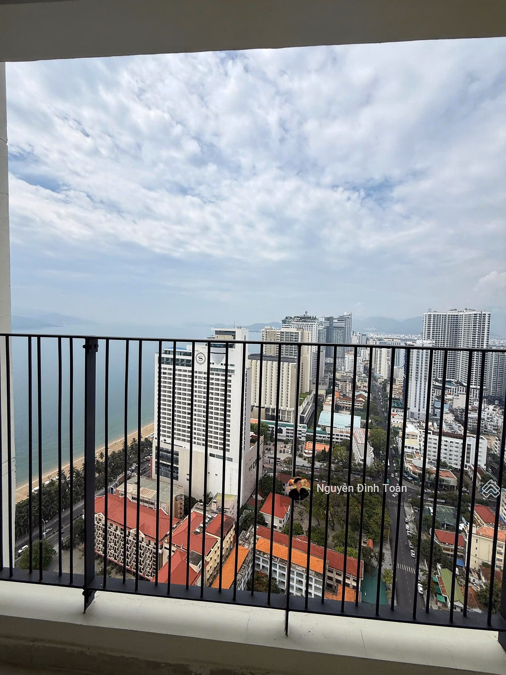 Only 1 high floor apartment in South Tower with red book view of Ly Tu Trong, best price in the project