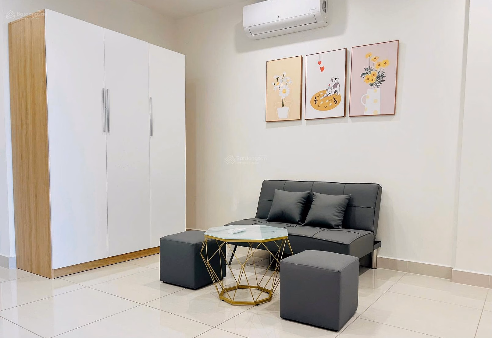 The owner rents a large studio apartment in Origami area, full area, cool direction, internal view, price 6.5 million