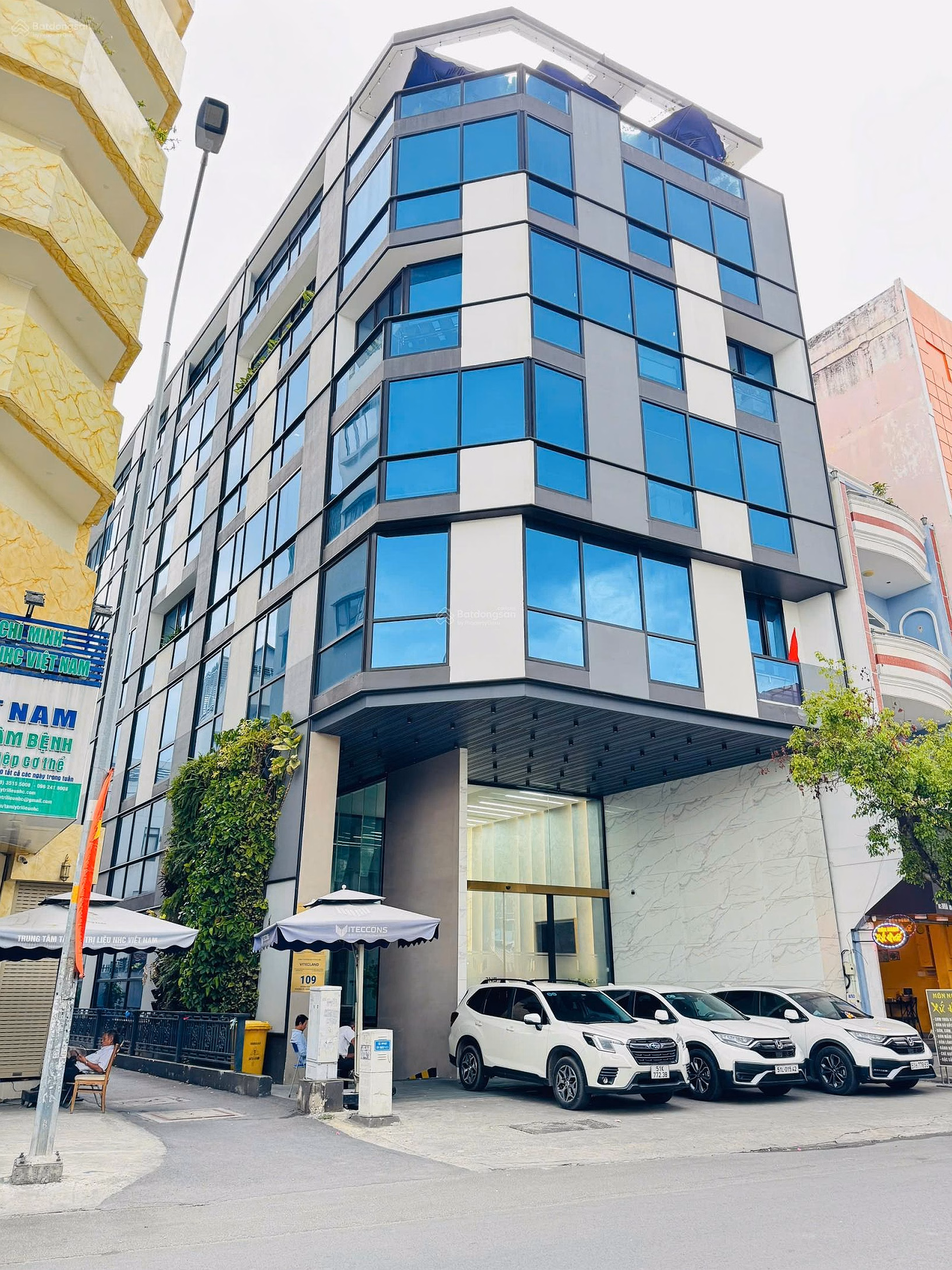 Urgent sale of building at corner 2MT Hoang Hoa Tham, Ward 6, Binh Thanh District: Area 343m2 (11x32m); Land area 2000m. 7 Floor Tunnel