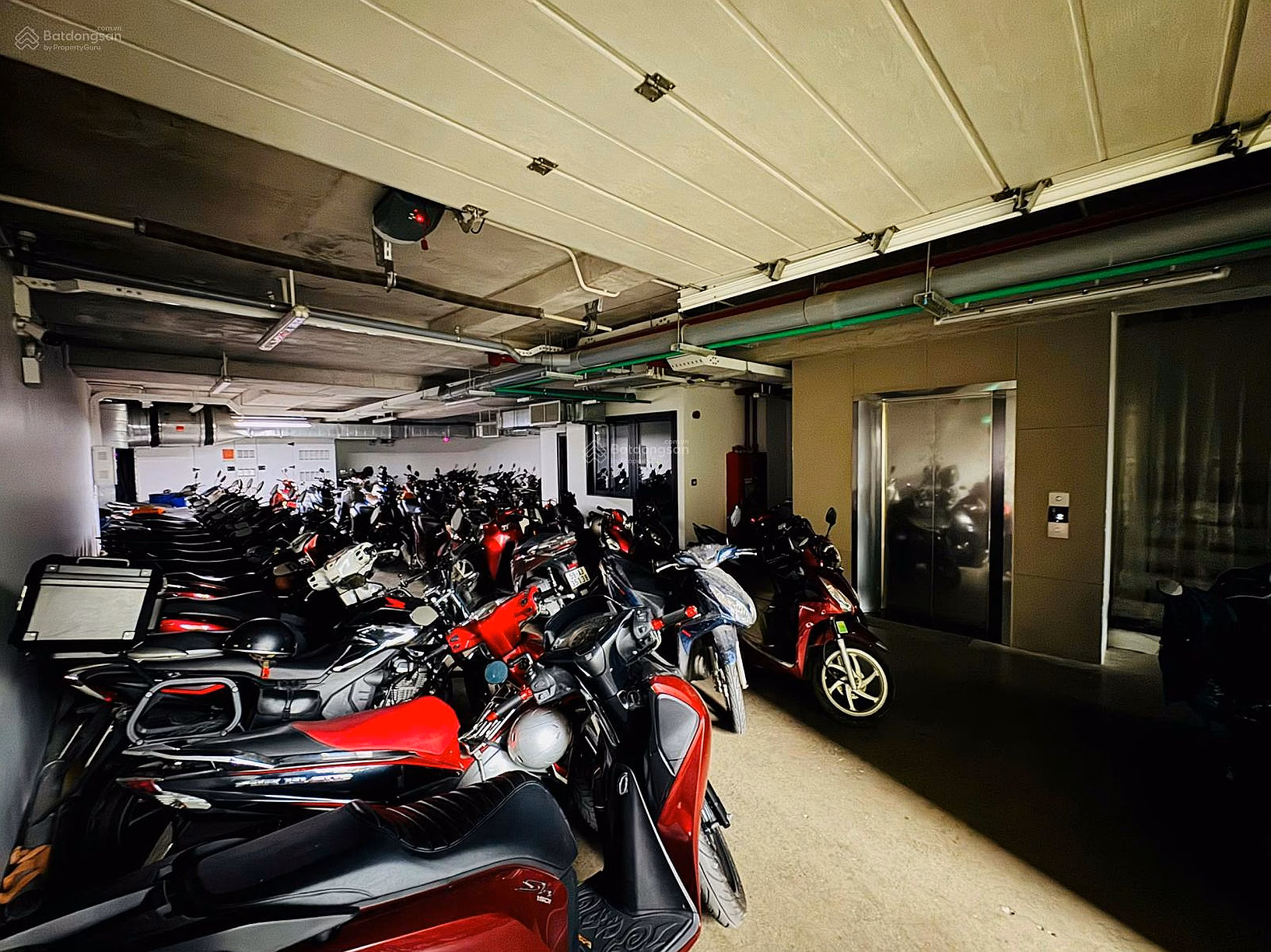Urgent sale of building at corner 2MT Hoang Hoa Tham, Ward 6, Binh Thanh District: Area 343m2 (11x32m); Land area 2000m. 7 Floor Tunnel