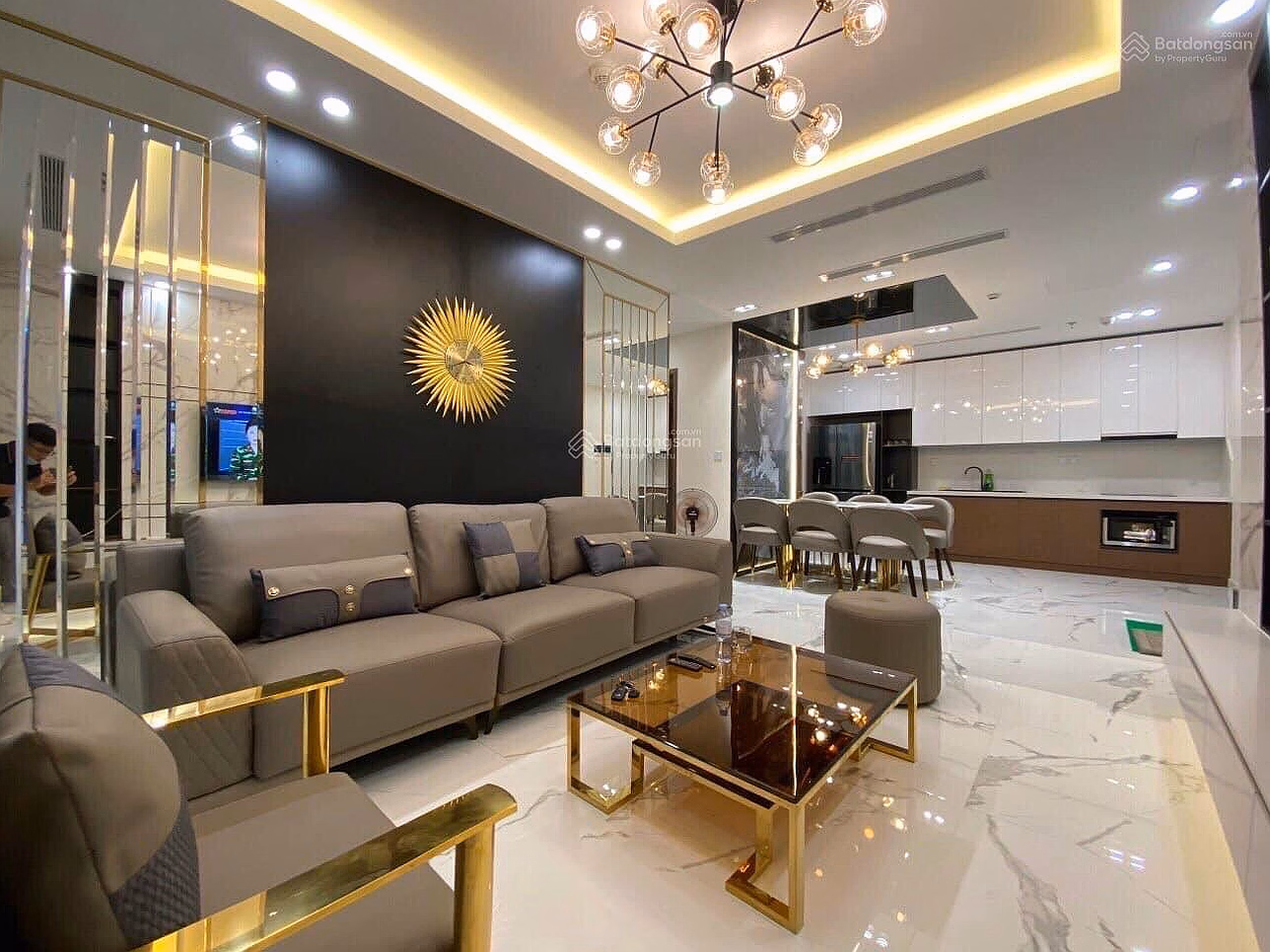Receptionist Tien was sent by the owner to rent a 1-4 bedroom apartment, short-term/long-term, at the Vinhomes Skylake project!