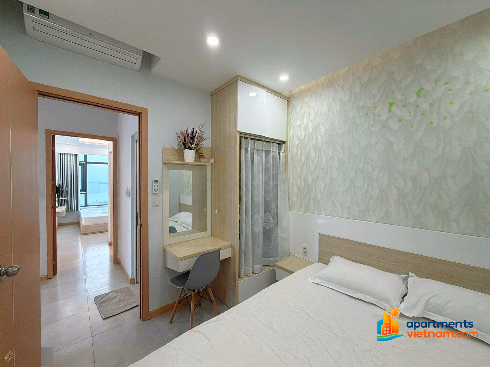 Southeast Corner Apartment, 31st floor, MuongThanhVienTrieu. Price 4.3 is negotiable. The view is beautiful, not hot