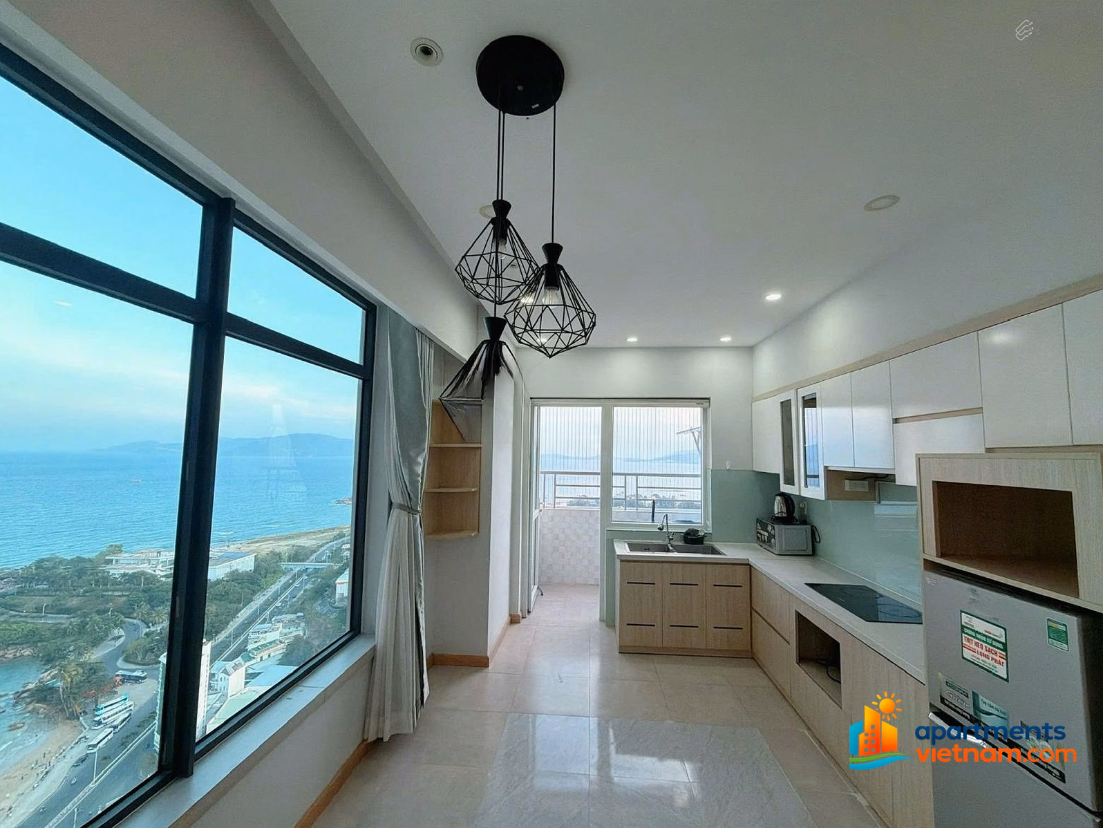 Southeast Corner Apartment, 31st floor, MuongThanhVienTrieu. Price 4.3 is negotiable. The view is beautiful, not hot