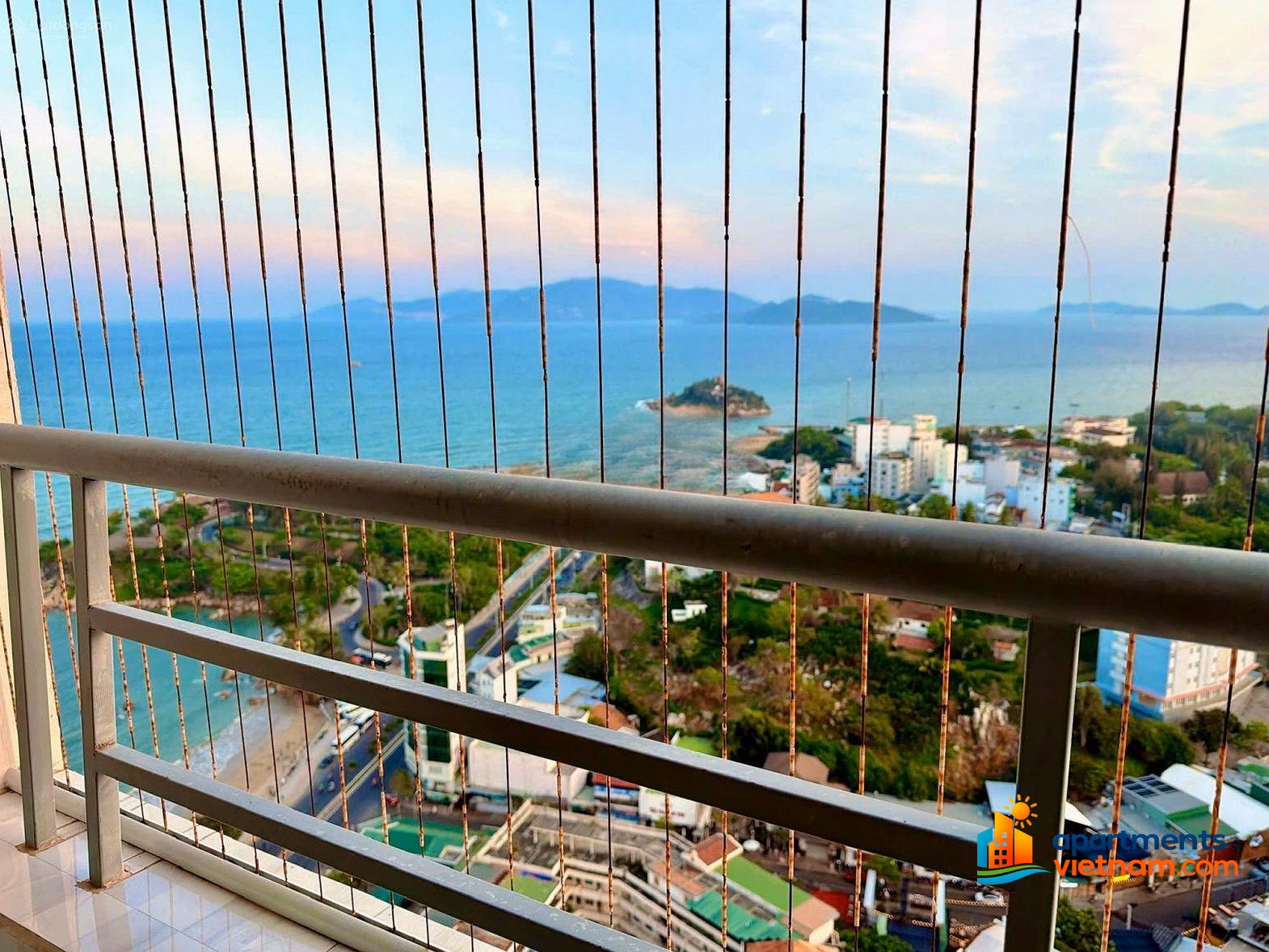 Southeast Corner Apartment, 31st floor, MuongThanhVienTrieu. Price 4.3 is negotiable. The view is beautiful, not hot