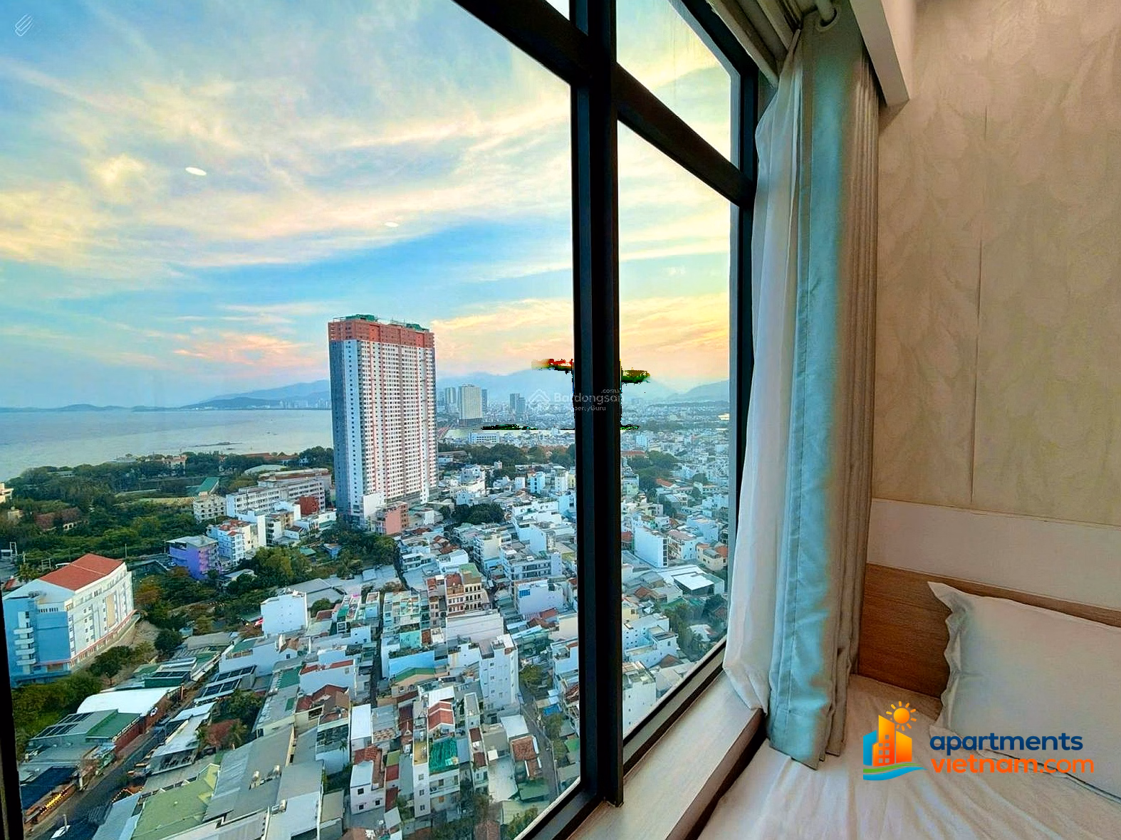 Southeast Corner Apartment, 31st floor, MuongThanhVienTrieu. Price 4.3 is negotiable. The view is beautiful, not hot