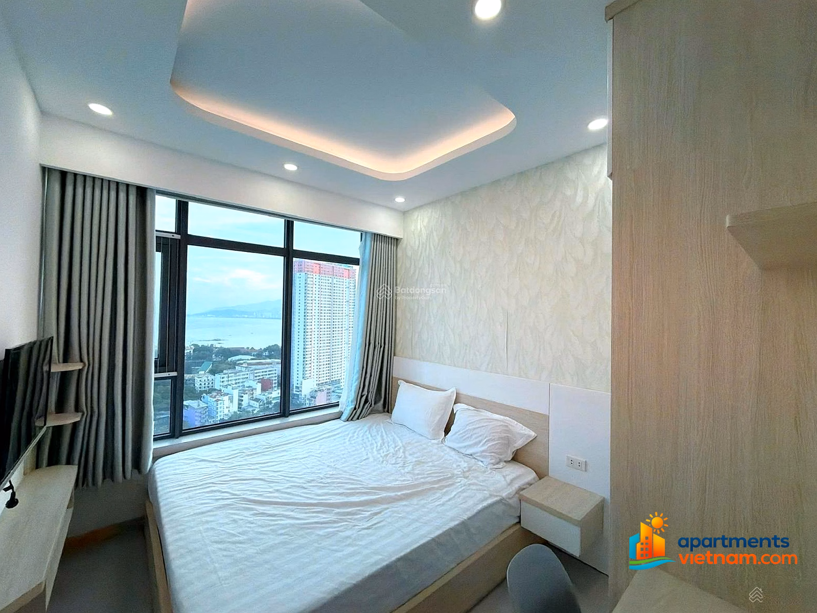 Southeast Corner Apartment, 31st floor, MuongThanhVienTrieu. Price 4.3 is negotiable. The view is beautiful, not hot