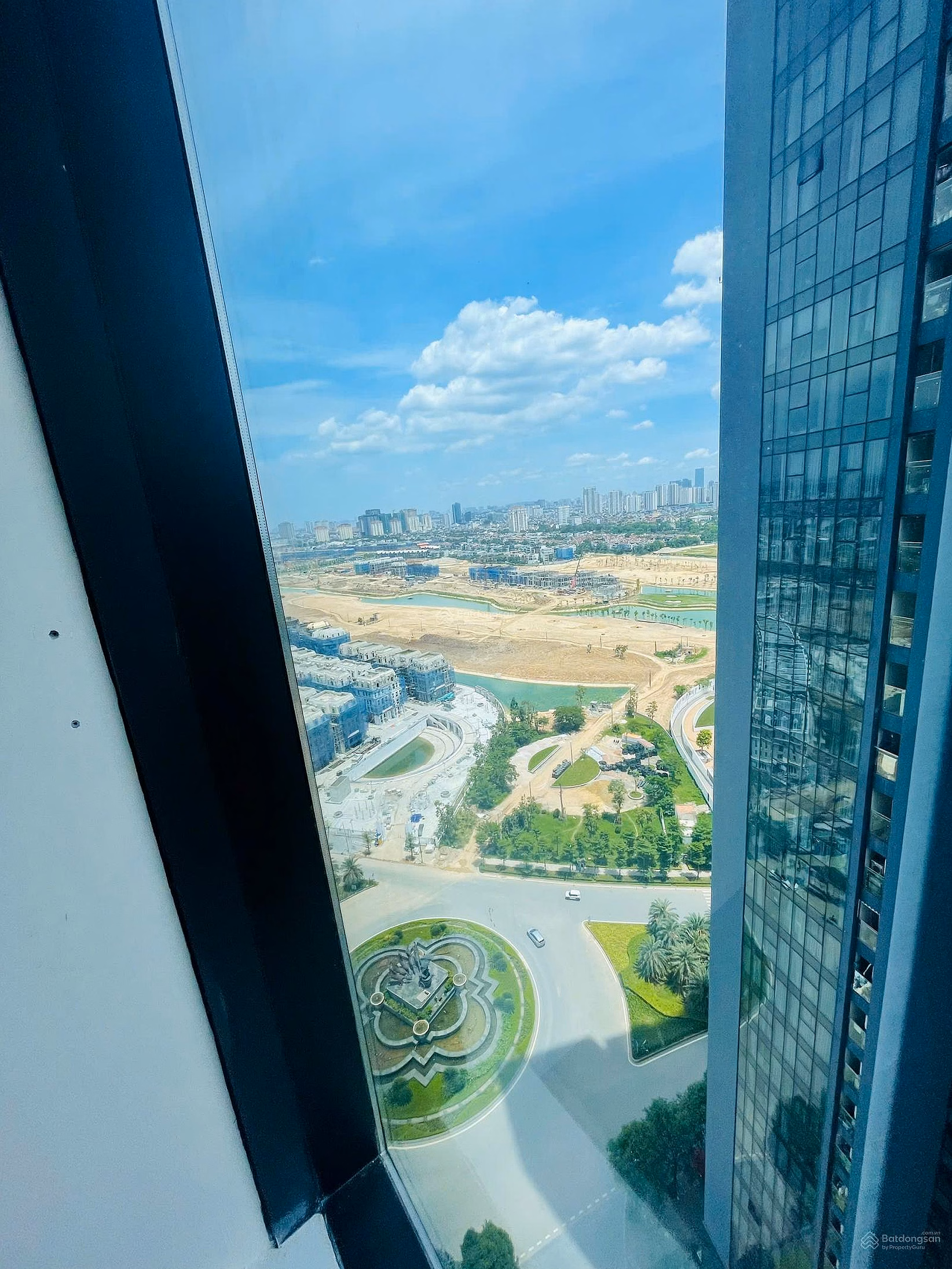 Cheapest 104m2 corner 3 bedroom apartment for rent in Sunshine City - high floors over 20 - 17 million - Hai Nam residents