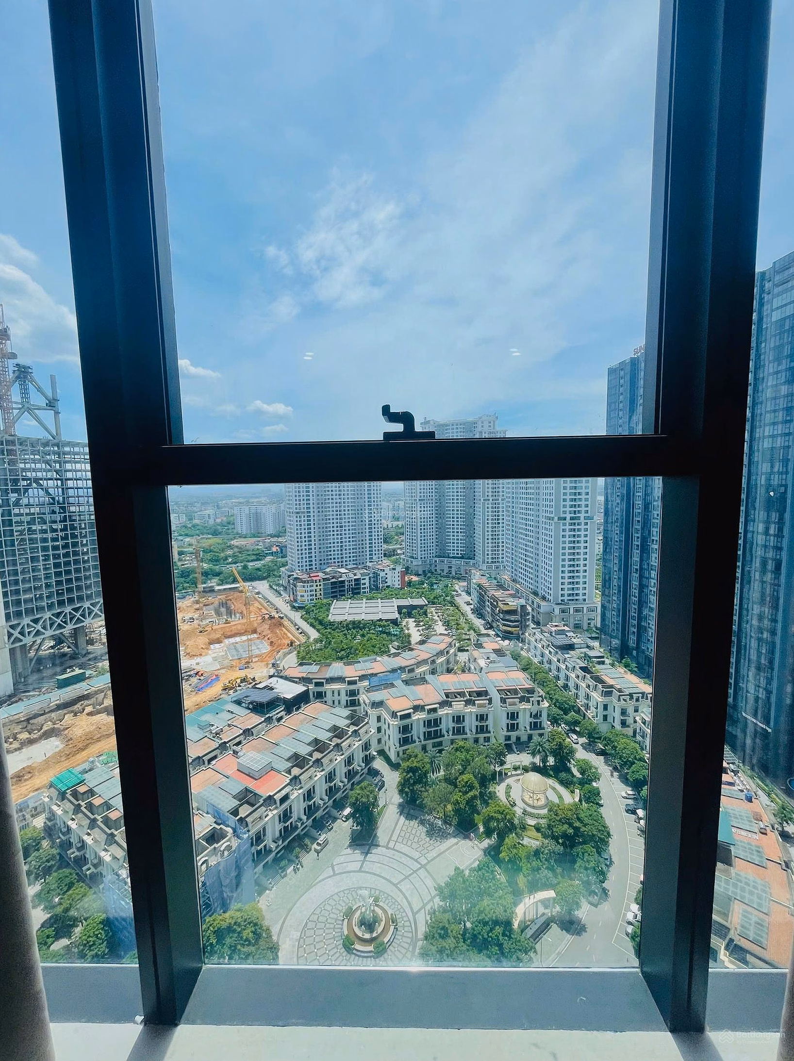 Cheapest 104m2 corner 3 bedroom apartment for rent in Sunshine City - high floors over 20 - 17 million - Hai Nam residents