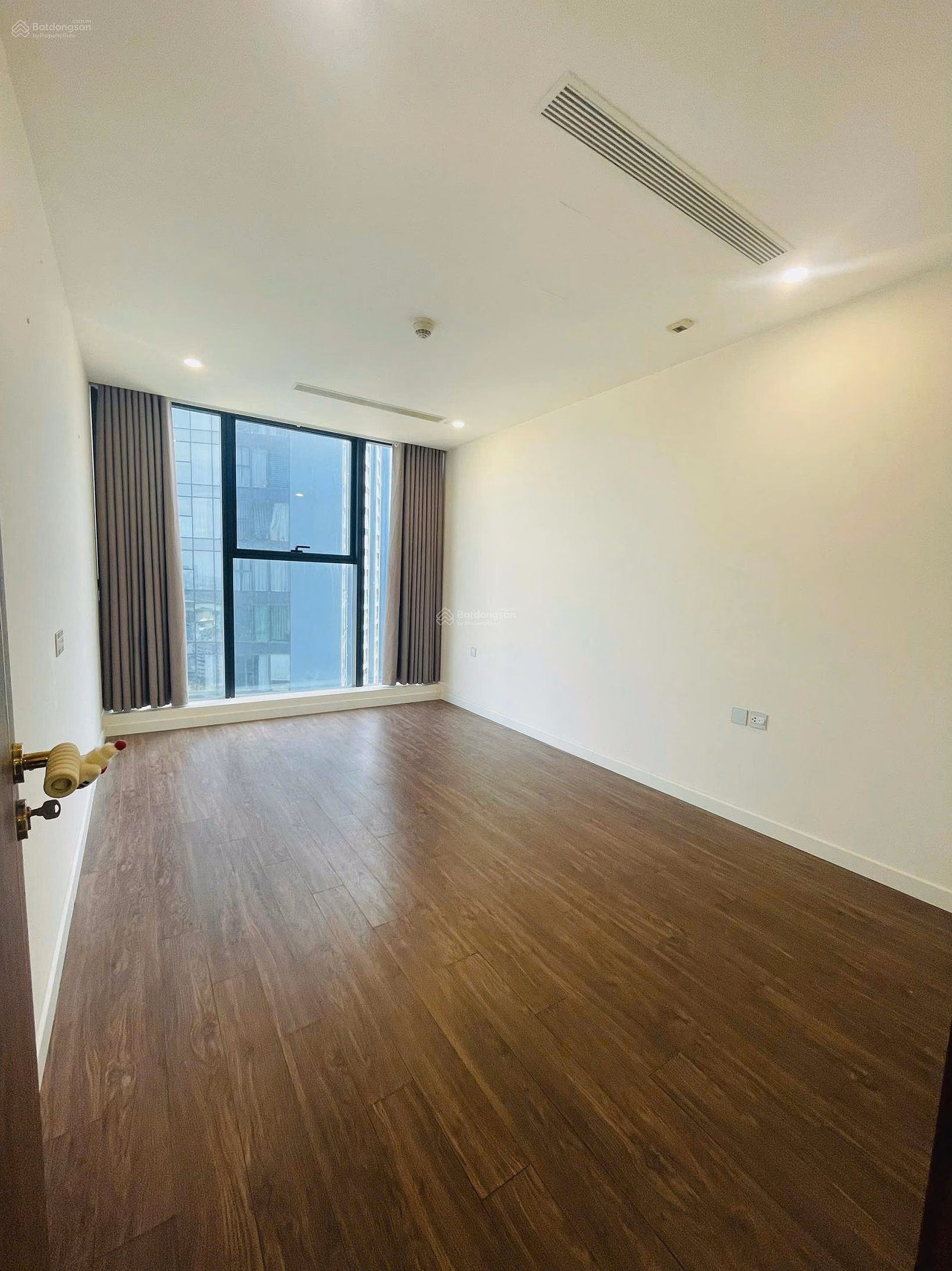 Cheapest 104m2 corner 3 bedroom apartment for rent in Sunshine City - high floors over 20 - 17 million - Hai Nam residents