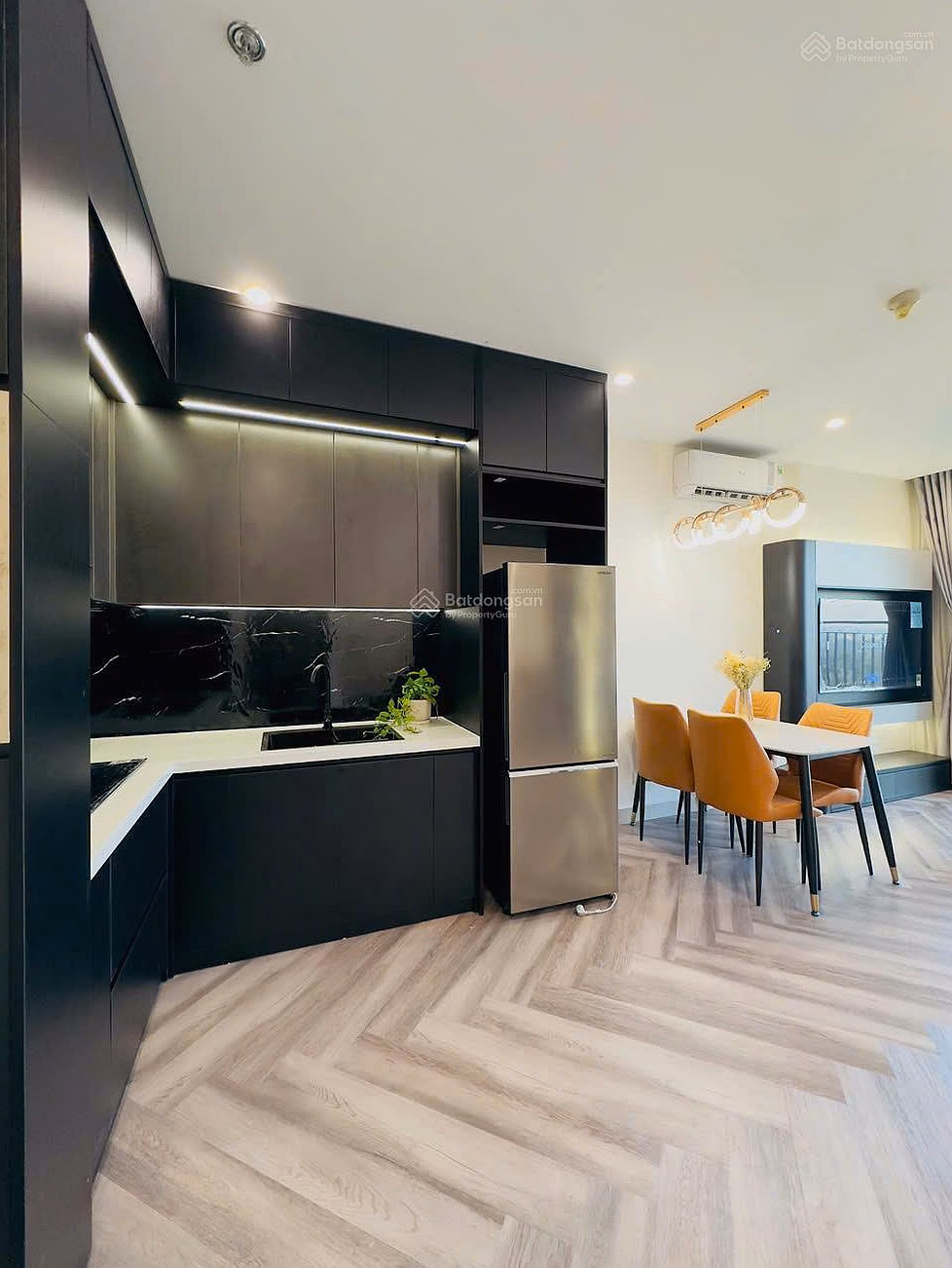 The owner rents out a studio, 1 bedroom, full of brand new furniture, price only 5 million/month