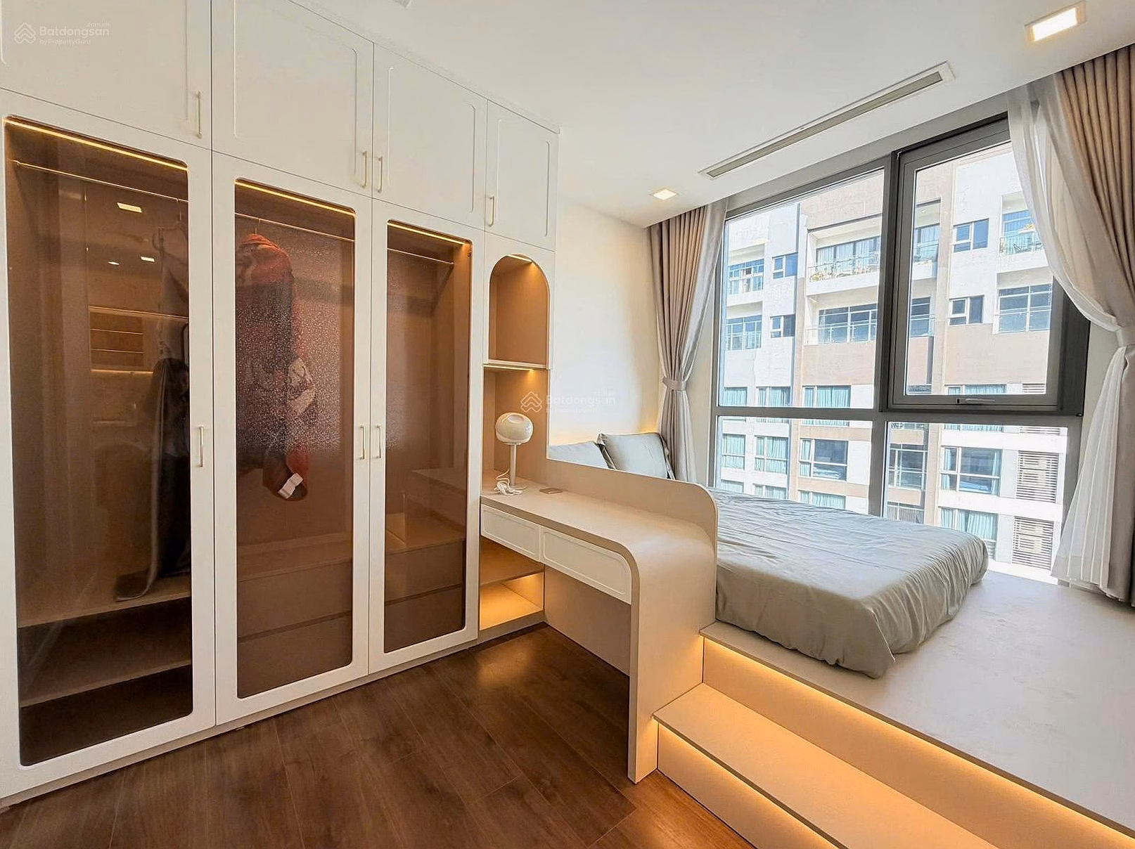 Holding 98% of shopping carts selling Vinhomes Central Park at reasonable price 1 bedroom=5.7 billion; 2 bedrooms=8.3 billion; 3 bedrooms=12.7 billion; 4 bedrooms=17.8 billion