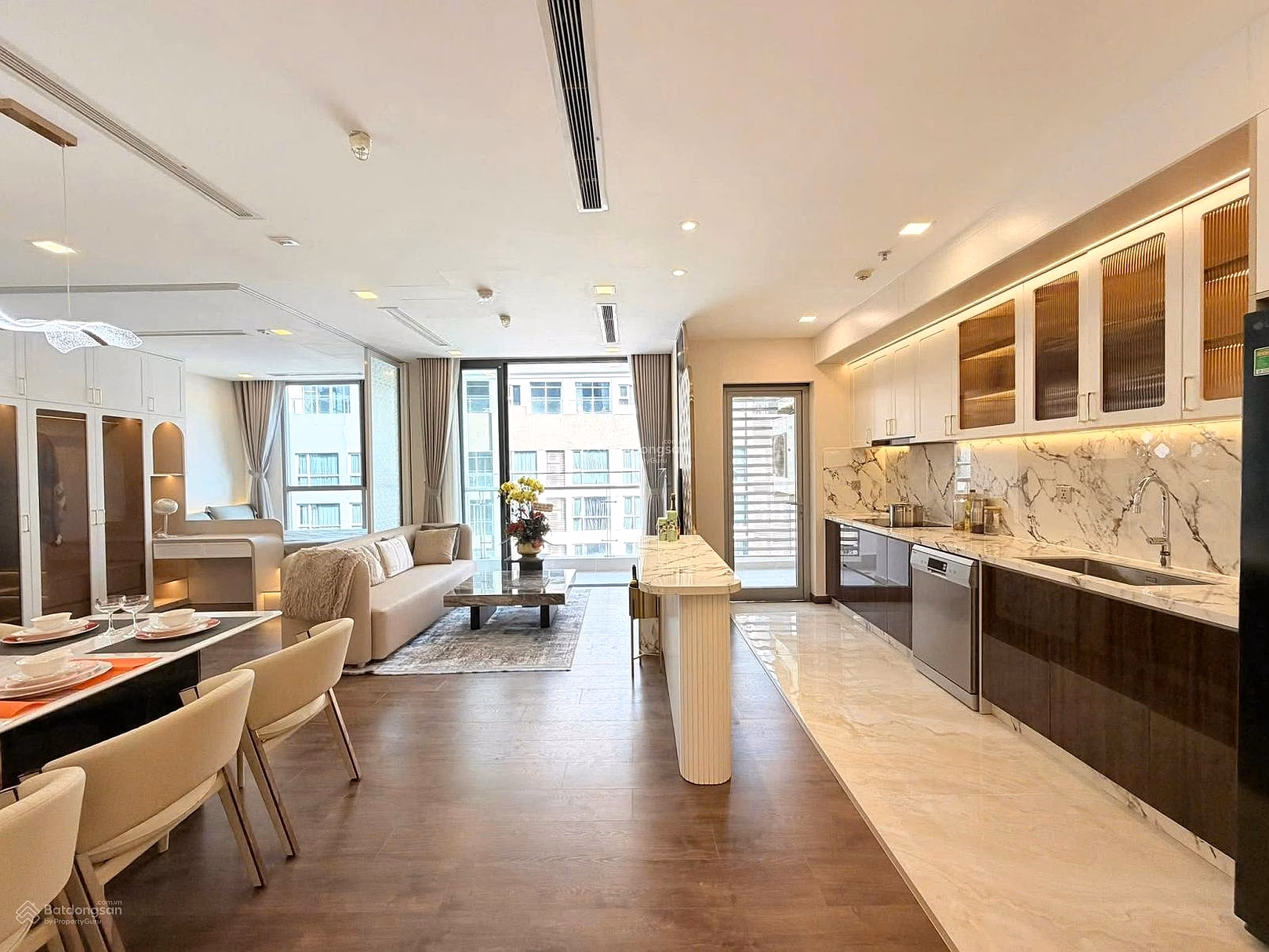 Holding 98% of shopping carts selling Vinhomes Central Park at reasonable price 1 bedroom=5.7 billion; 2 bedrooms=8.3 billion; 3 bedrooms=12.7 billion; 4 bedrooms=17.8 billion