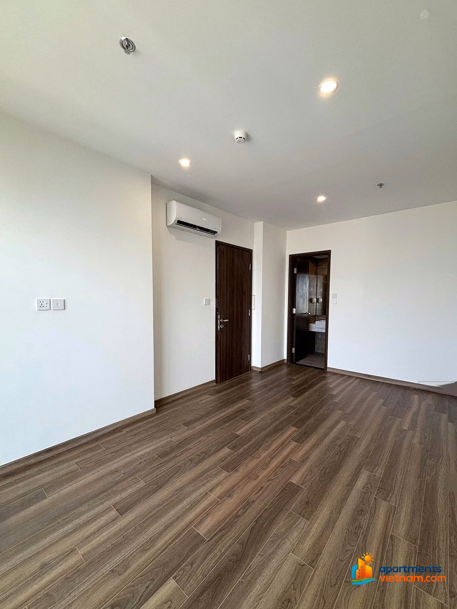 Basic 2-bedroom apartment for rent in Zurich1 Vinhomes Ocean Park Gia Lam, Southeast balcony, nice view