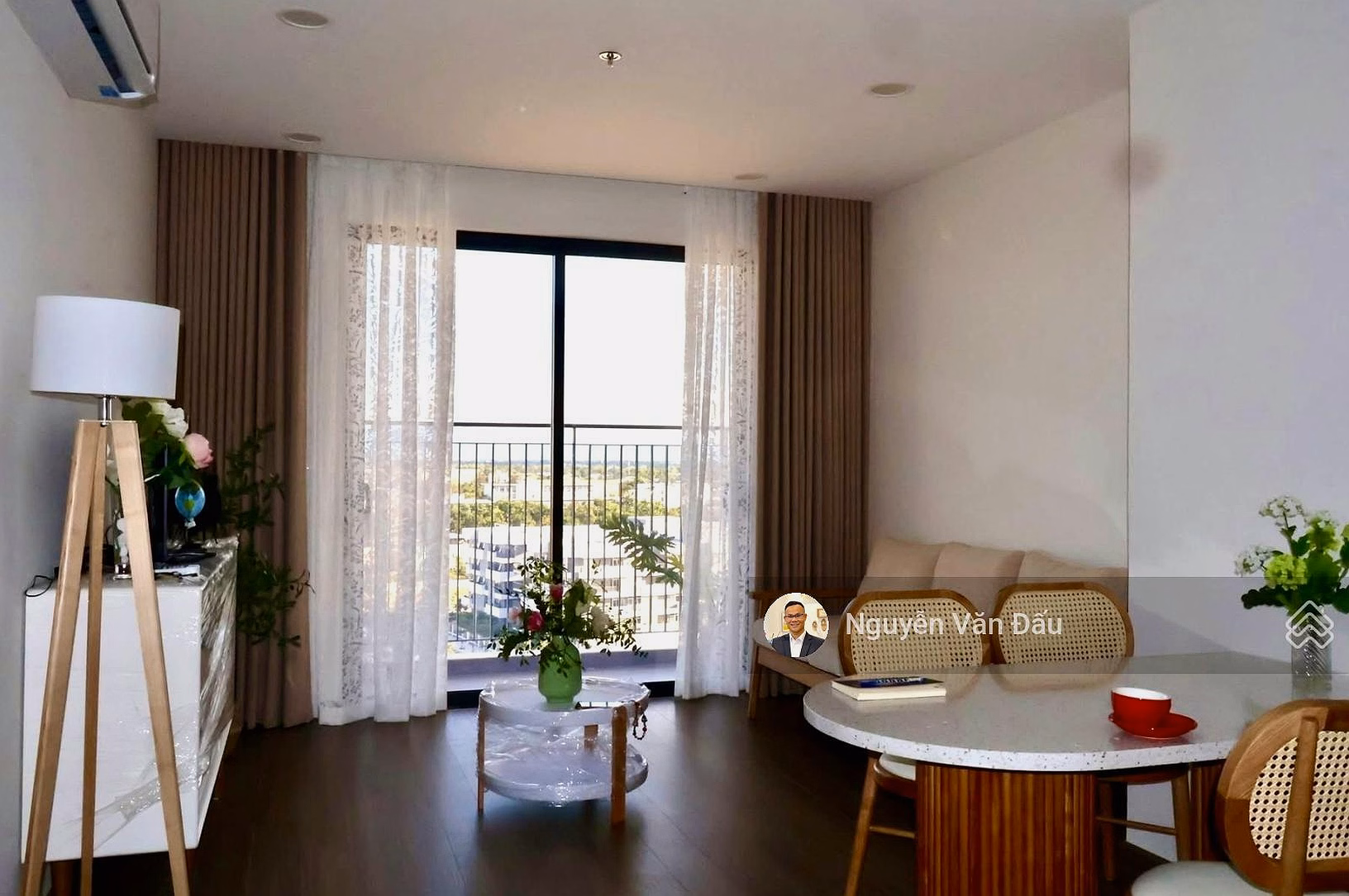 FPT Plaza 3 2-bedroom apartment for rent, square view, cool direction, fully furnished and beautiful. Stay now.