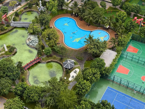 Selling studio apartment 30m2. Price 1 billion,850. Have pink book ready. View of Koi Fish Japanese Garden. Building S10, high floor, open view