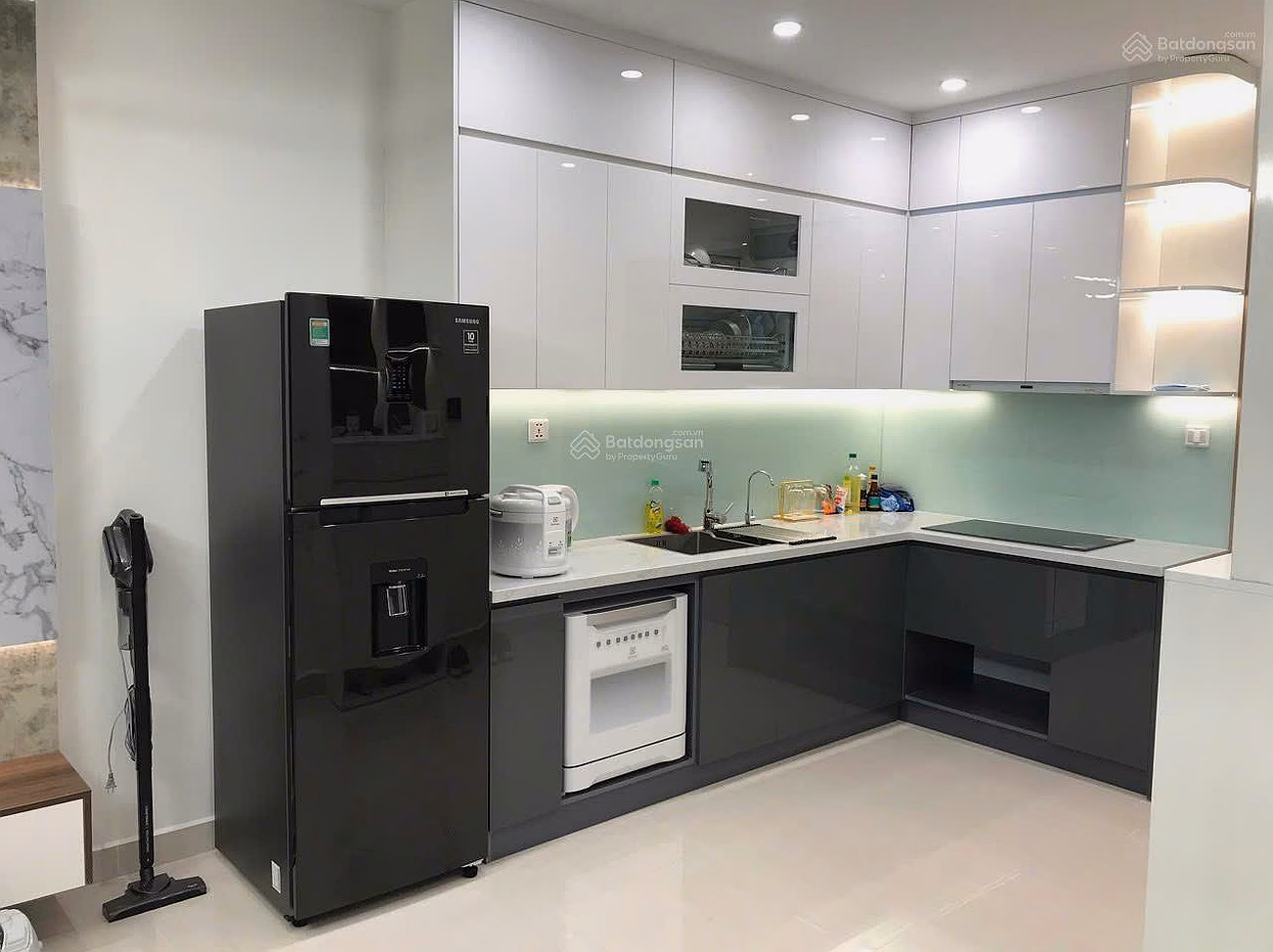 Apartment for rent with 2 bedrooms, 2 bathrooms at S3.02, Vinhomes Smart City, 12 million, 65m², nice view