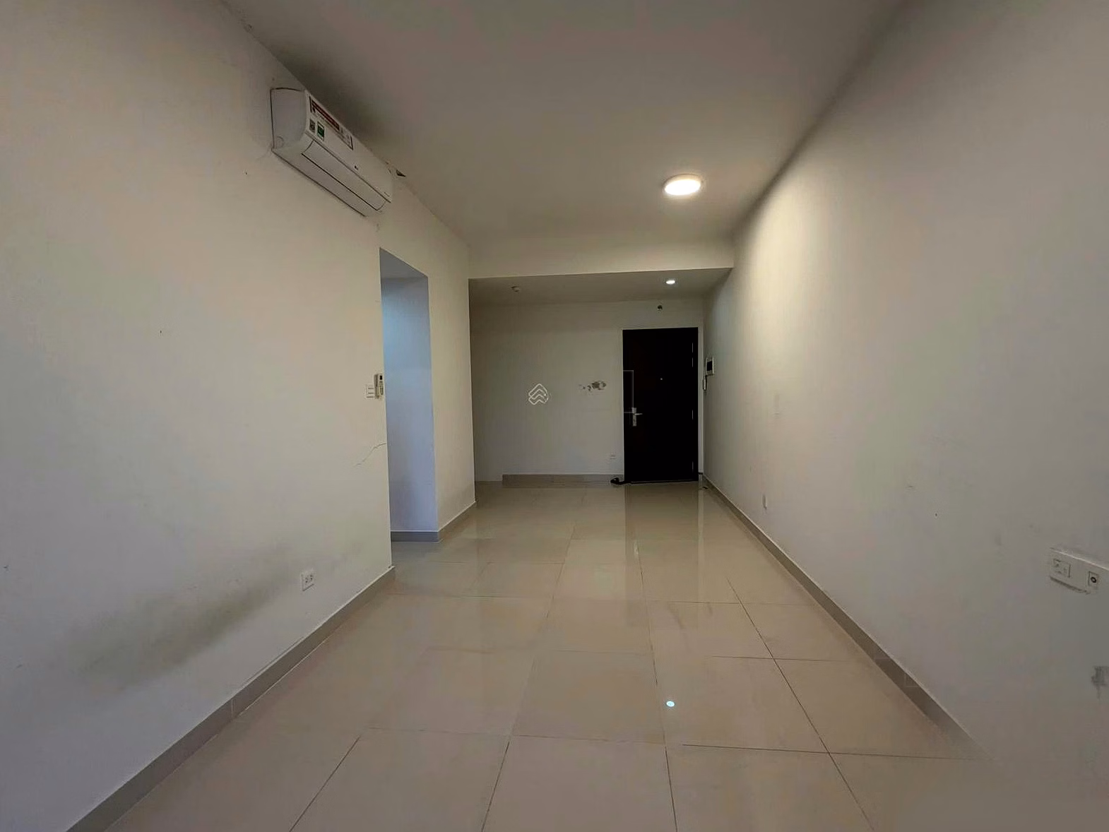 Empty studio for rent, suitable for office use, priced at only 14 million, available now, call 0909 488 ***