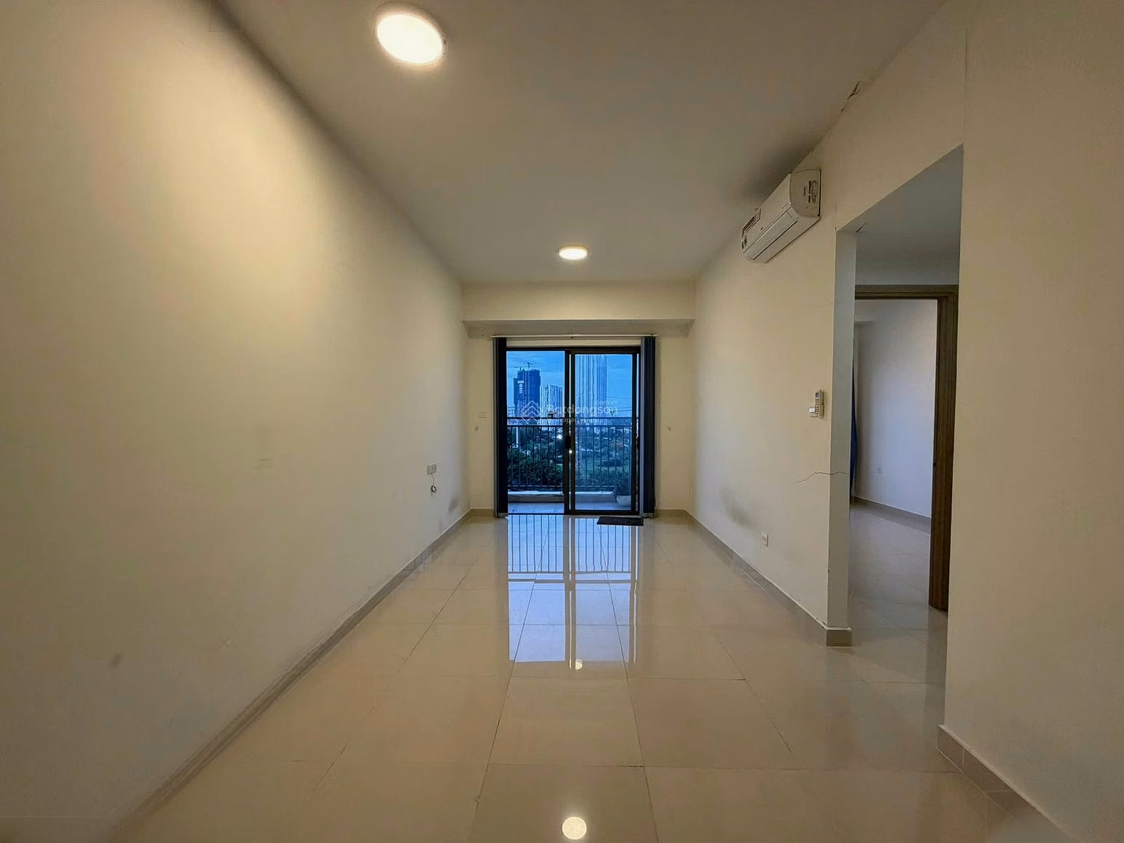 Empty studio for rent, suitable for office use, priced at only 14 million, available now***