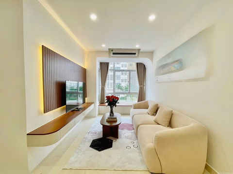 Need to rent quickly Sky Garden apartment 2 bedrooms + 2 bathrooms, good price. Contact: 0917 300 *** Ms. Hang