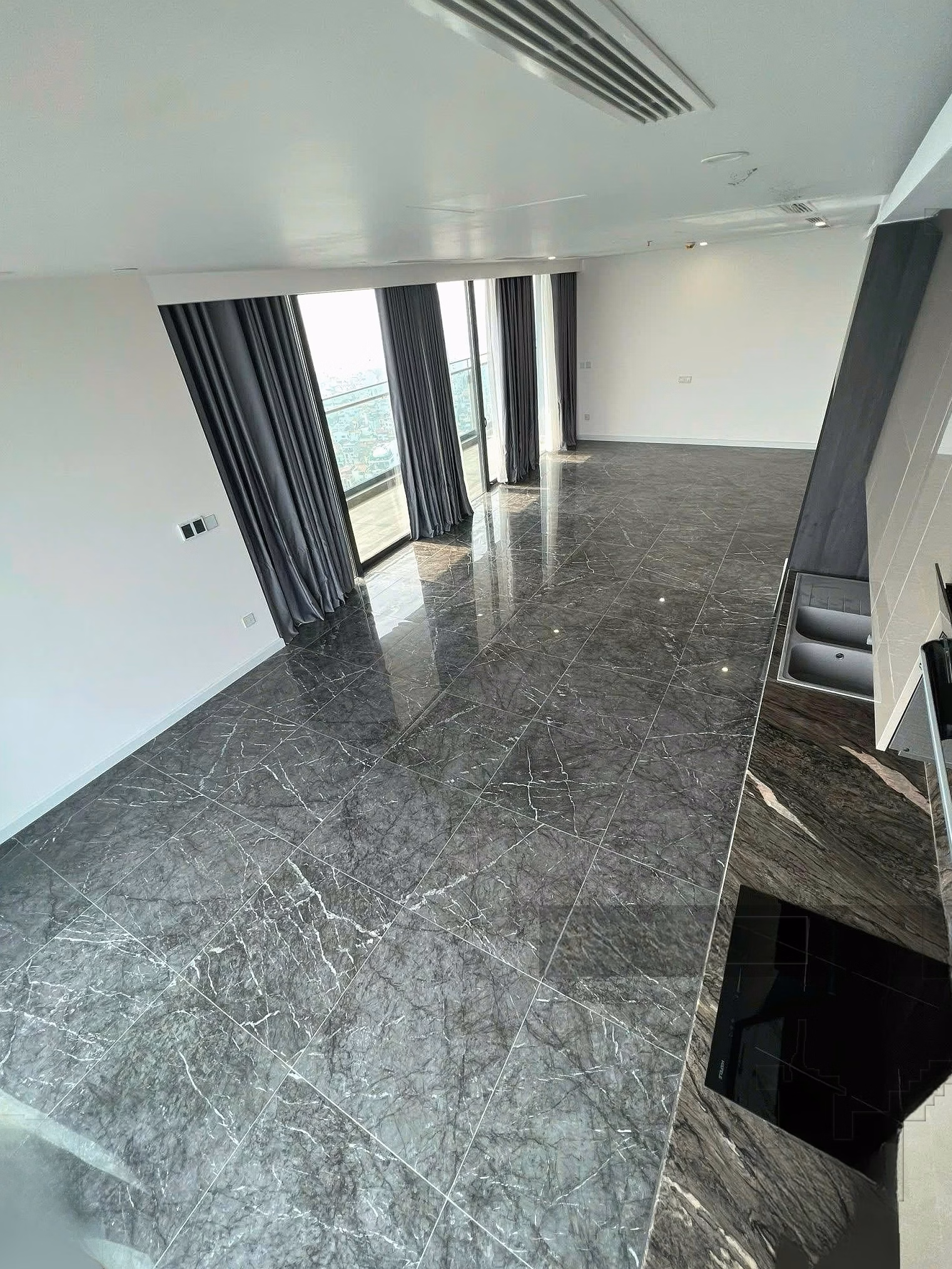 Sunshine Golden River 3 bedrooms, 2 bathrooms + 1 warehouse, 161 m², basic furniture rental with curtain + wardrobe, 30 million/month