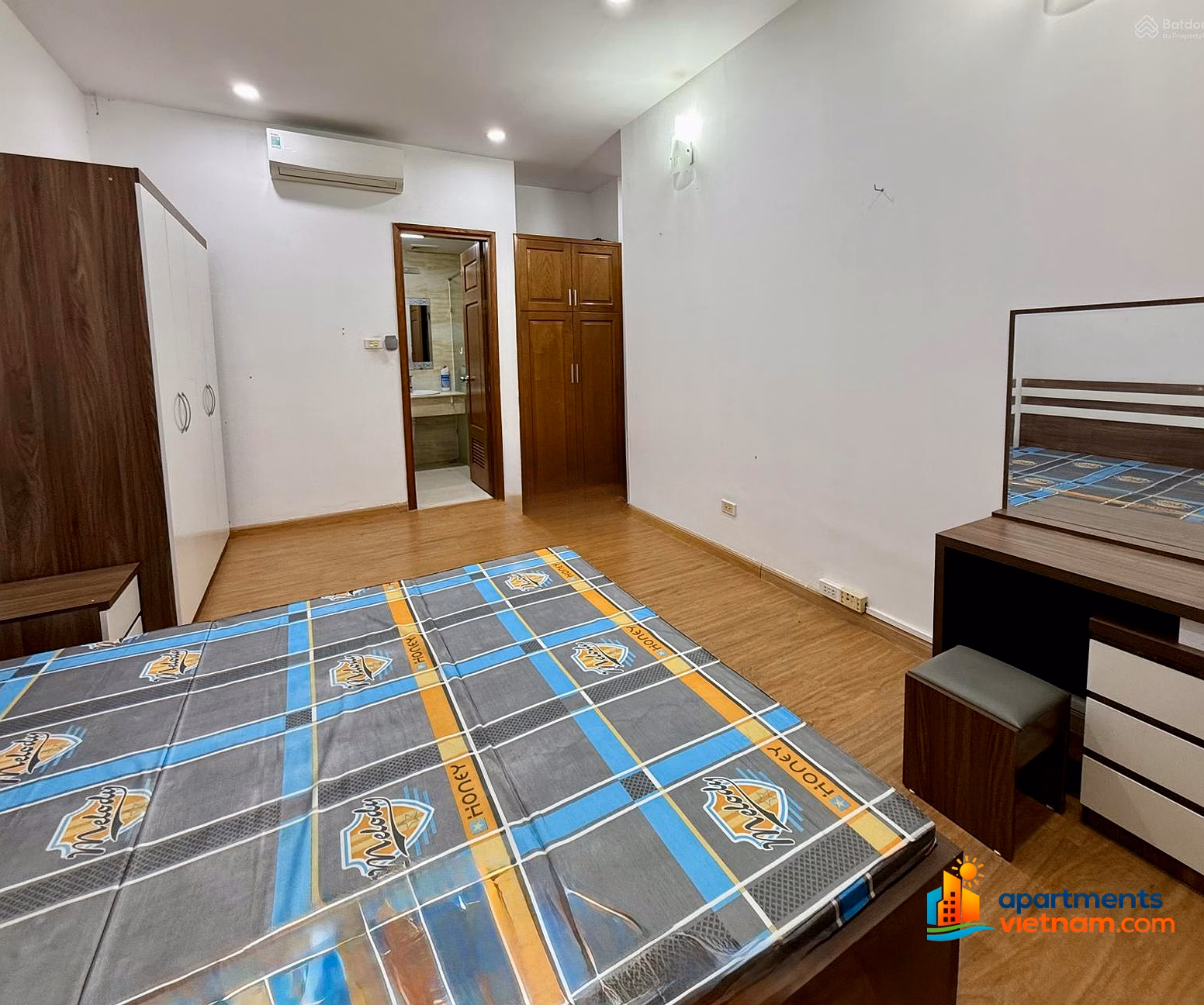 Apartment for rent at Ngoc Khanh Plaza, super bargain price 18 million, 114m2, 2 bedrooms, 2 bathrooms