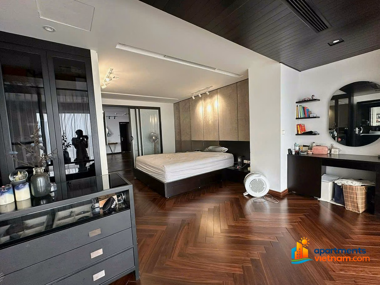 Owner offers to sell Duplex apartment 335m² 5 bedrooms 4 bathrooms FLC Cau Giay, 5-star interior done by owner with enthusiasm