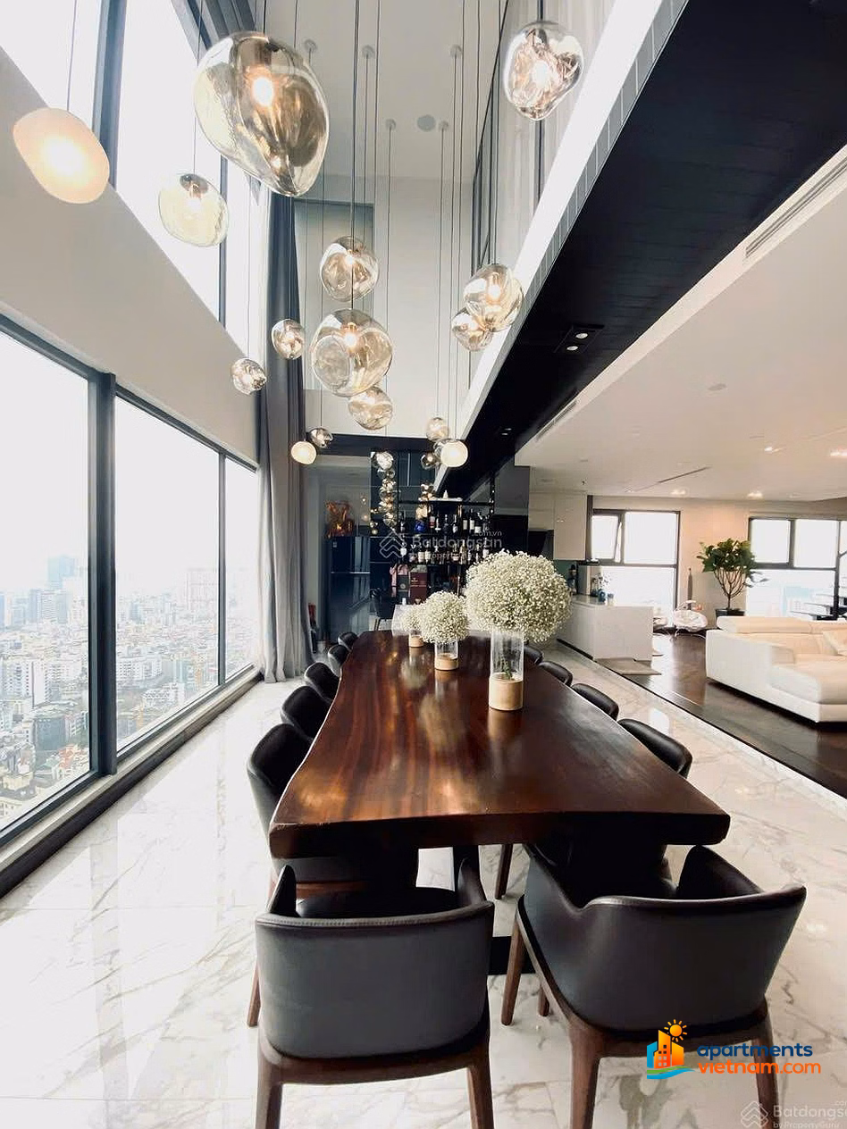 Owner offers to sell Duplex apartment 335m² 5 bedrooms 4 bathrooms FLC Cau Giay, 5-star interior done by owner with enthusiasm