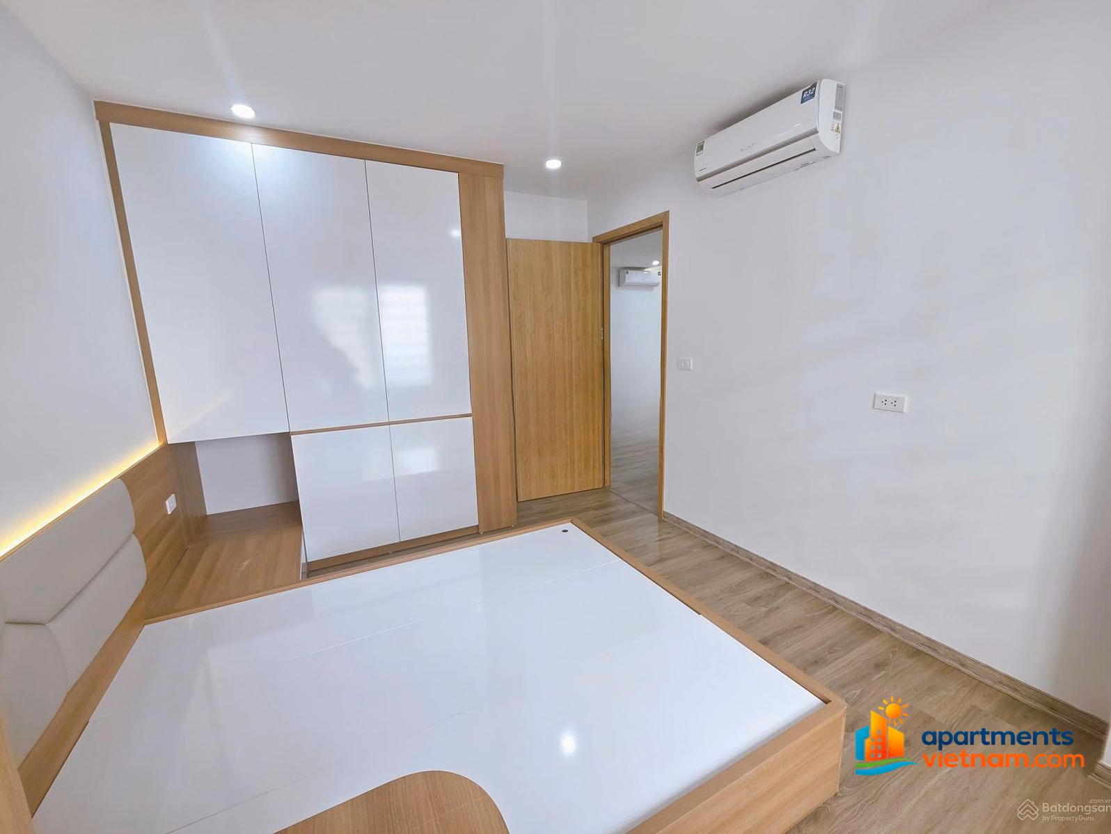 Tan Viet Tower 4 bedroom apartment for sale, full of beautiful furniture, very cheap price, only 4.95 billion
