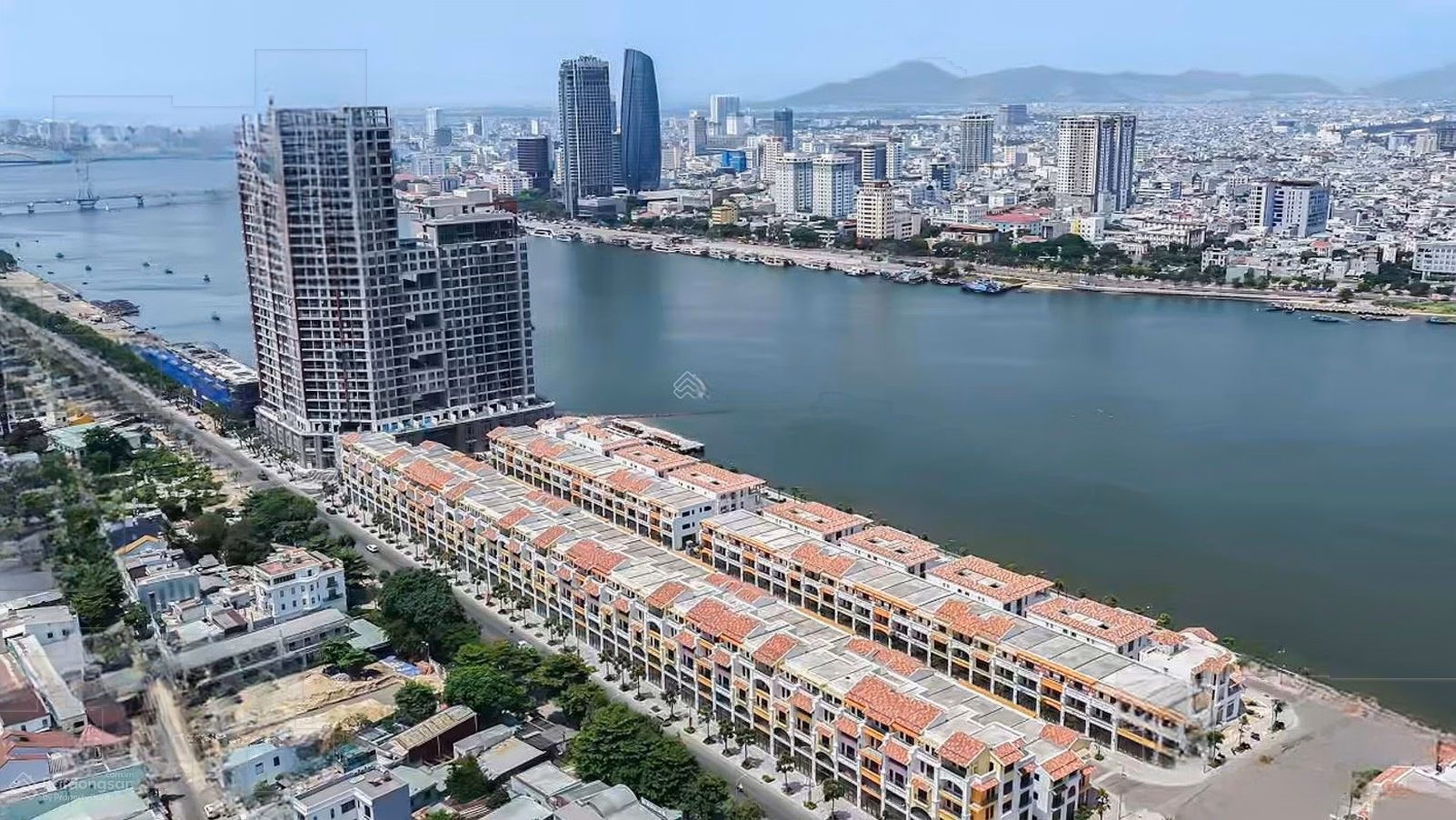 Corner apartment with red book available on 2 fronts, 349.7m2 of floor space at Sun Symphony project, price 45,711 billion