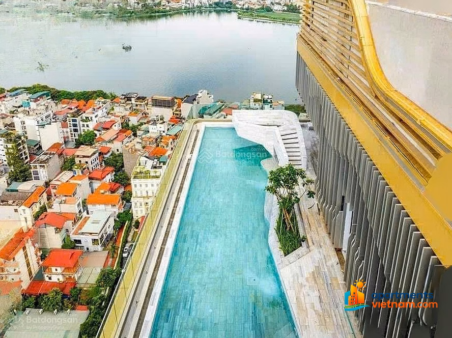 The owner sent for rent a 3-bedroom apartment at Heritage West Lake 677 Lac Long Quan, 149m², basic furniture
