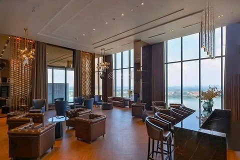 The owner sent for rent a 3-bedroom apartment at Heritage West Lake 677 Lac Long Quan, 149m², basic furniture.