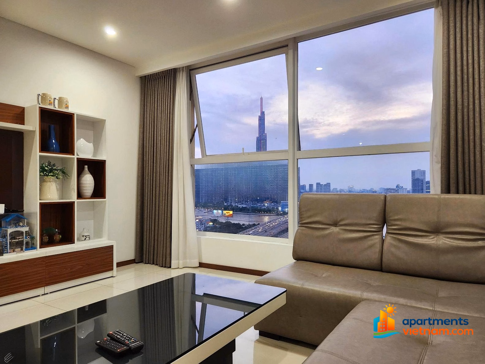 3 bedroom apartment for rent, fully furnished, beautiful view of Landmark 81 and river, price 40 million VND, 0906 821 *** Ms. Dung