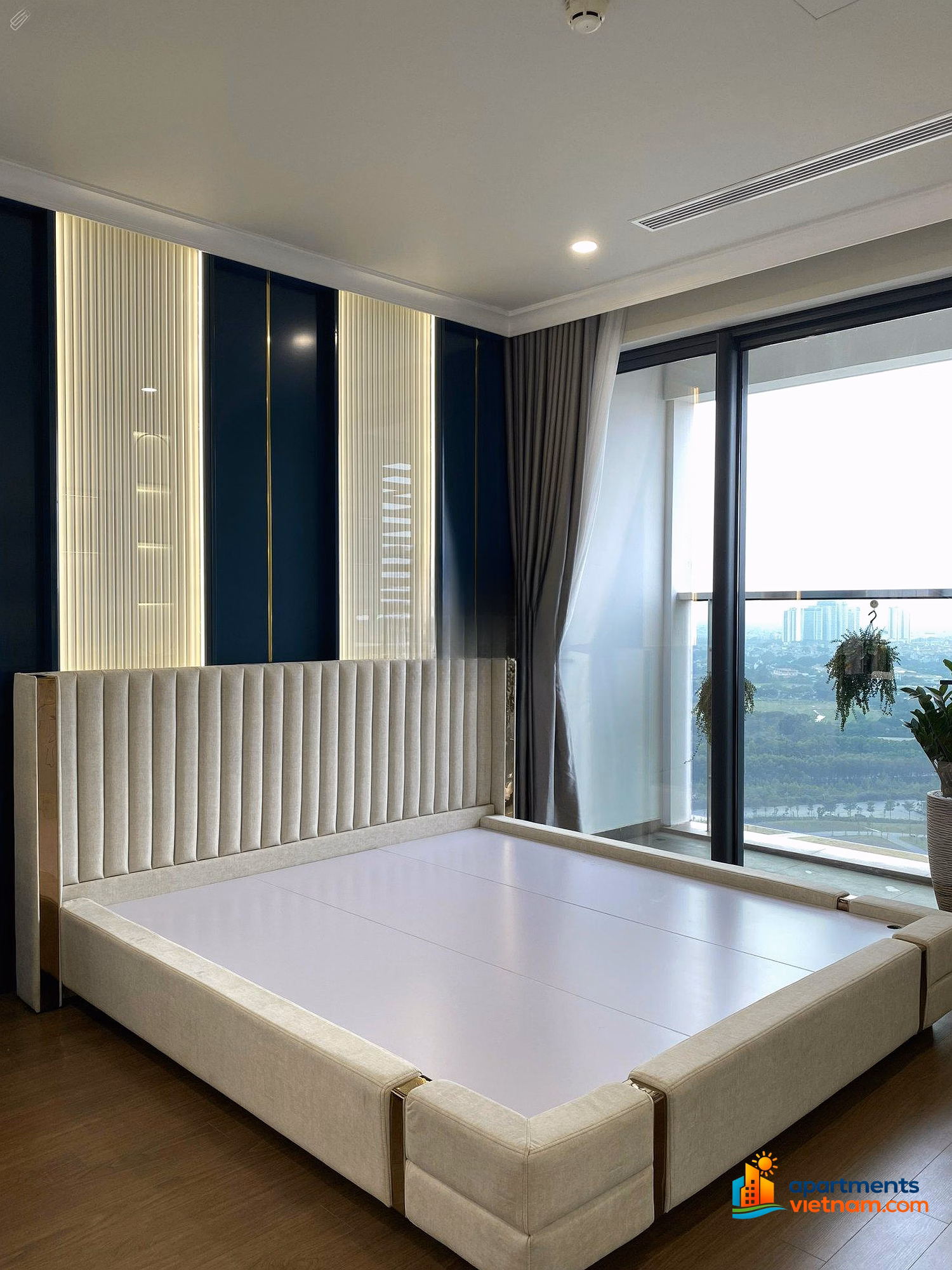 Transfer 3-Bedroom Corner Unit on Floor 25 with Park View – Fully Furnished with Electronics & Air Conditioning