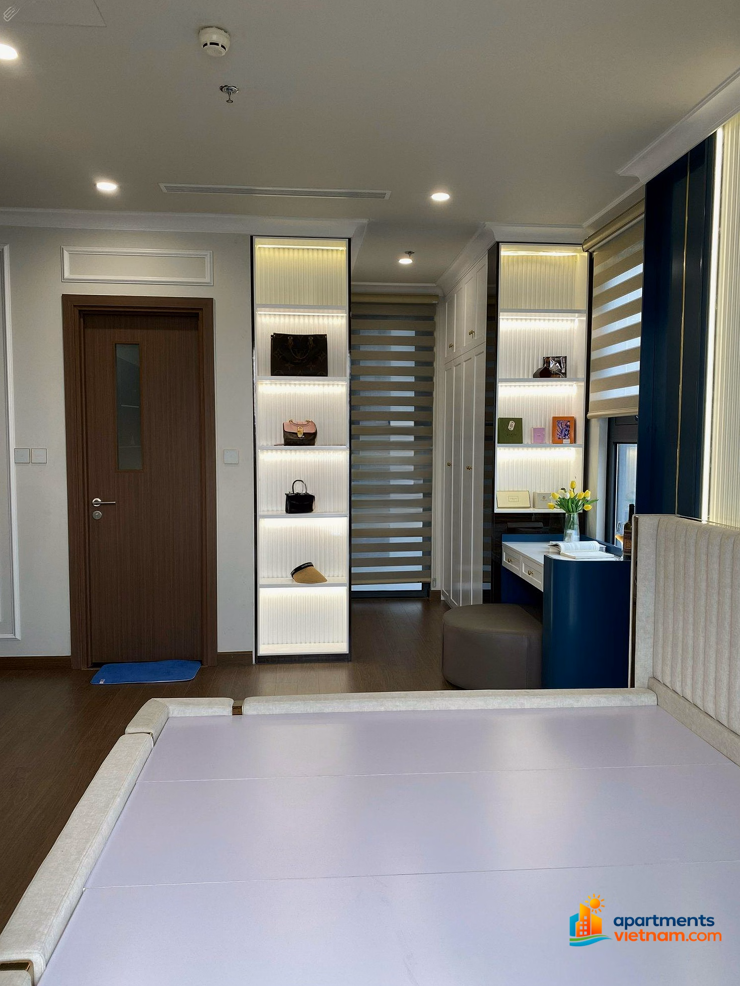 Transfer 3-Bedroom Corner Unit on Floor 25 with Park View – Fully Furnished with Electronics & Air Conditioning