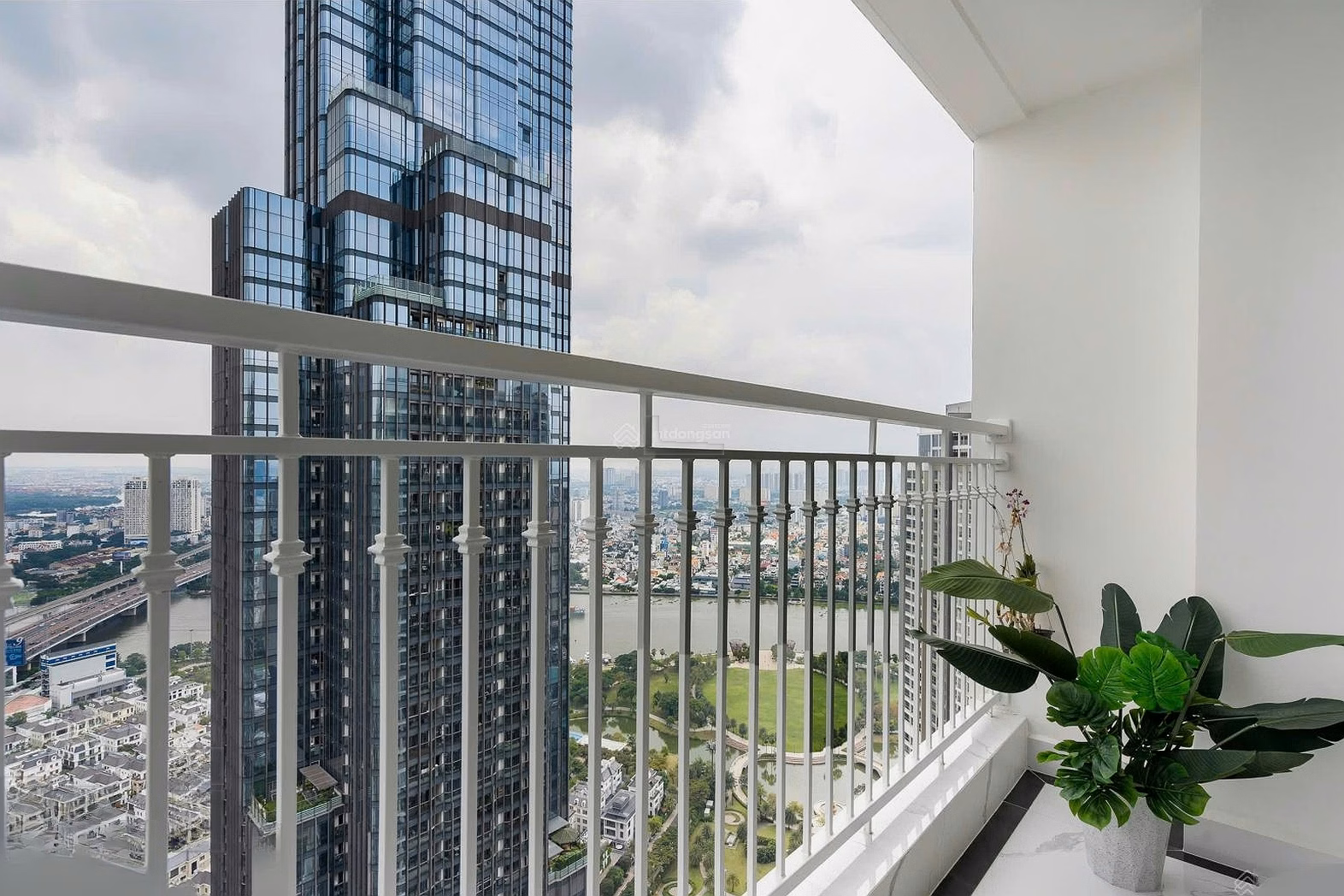 Vinhomes 2-bedroom apartment for rent with beautiful furniture and view of LM 81 at Vinhomes Central Park
