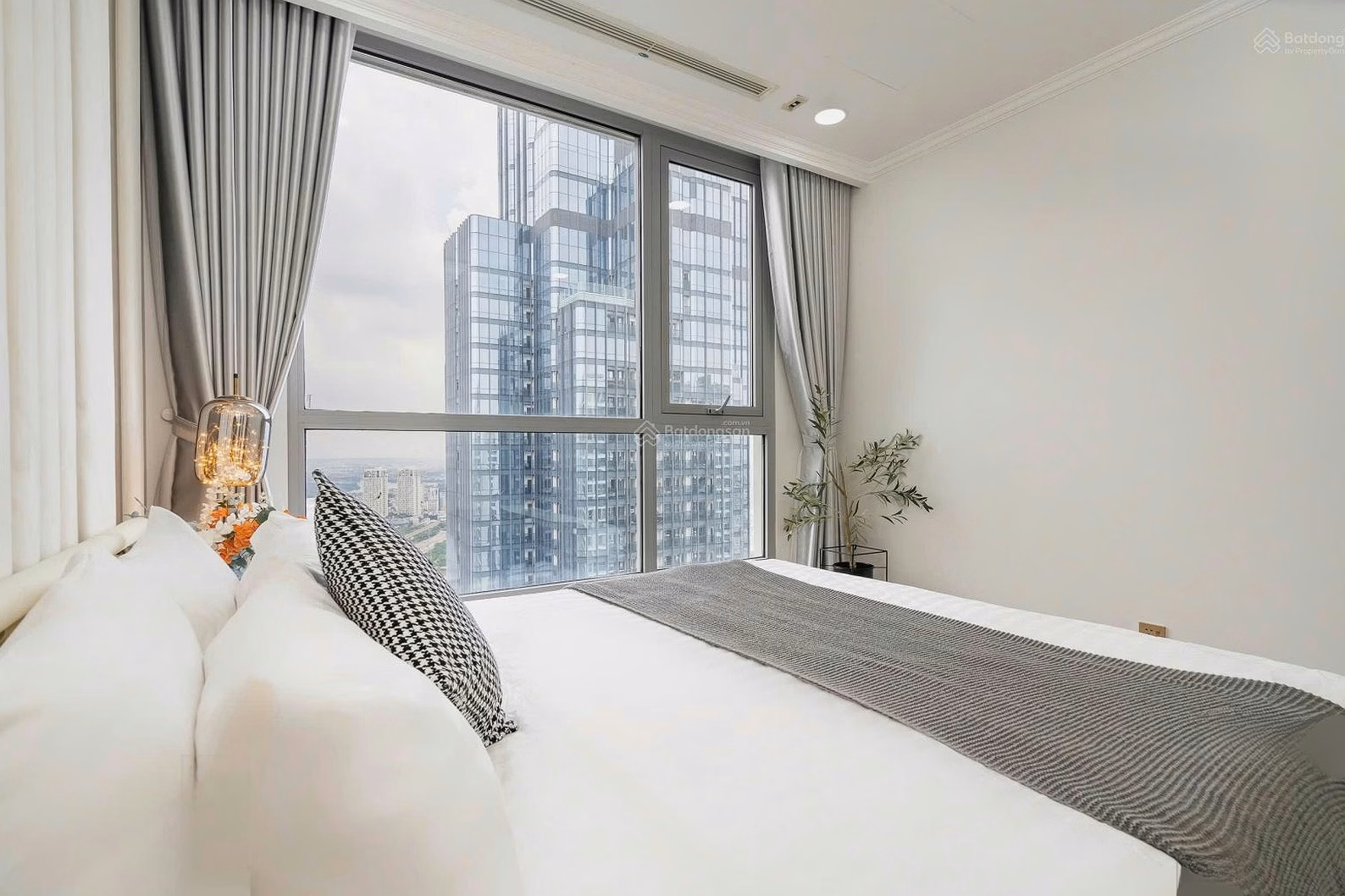 Vinhomes 2-bedroom apartment for rent with beautiful furniture and view of LM 81 at Vinhomes Central Park