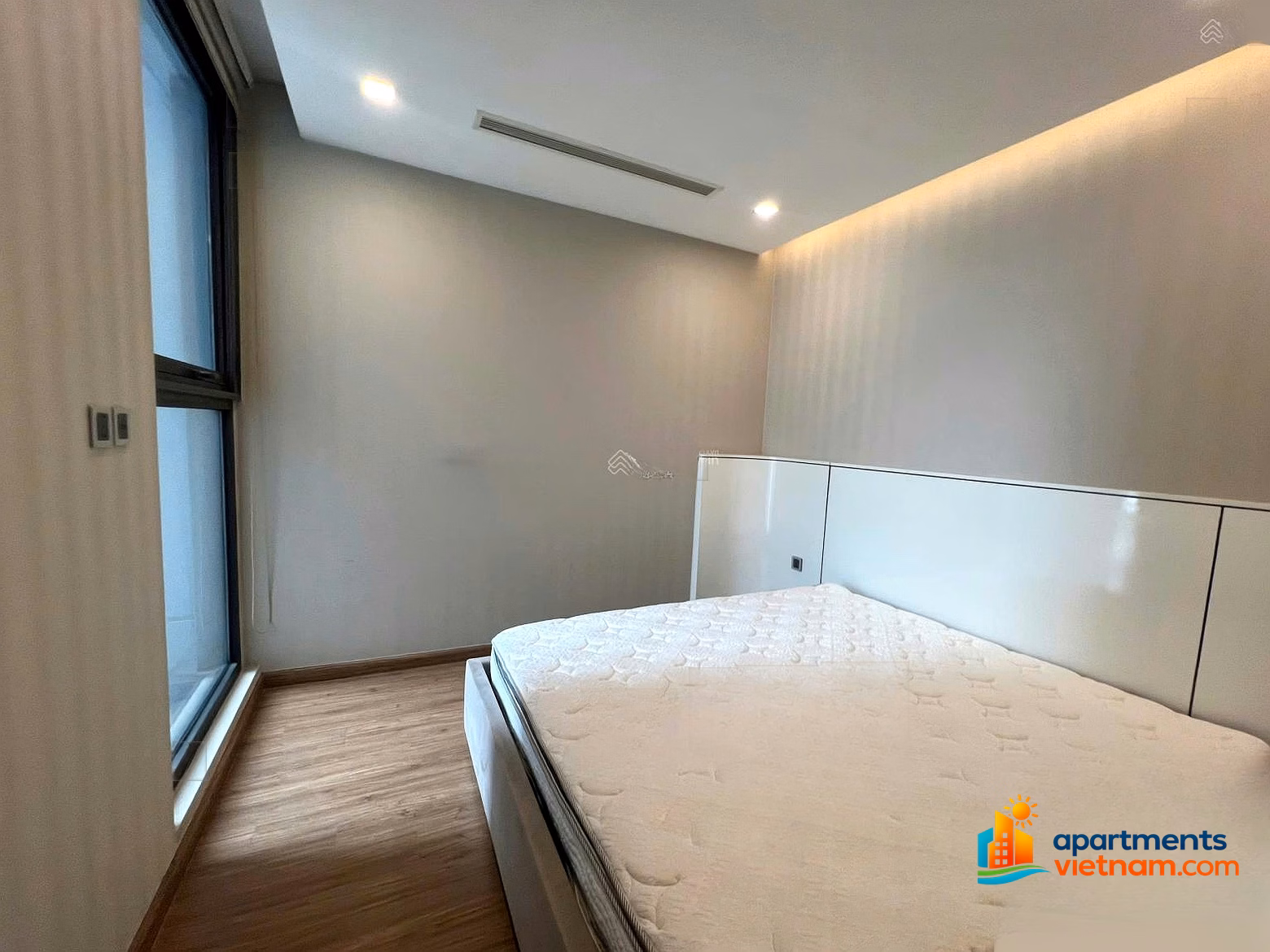 Fully furnished 2-bedroom apartment for rent 76m2 M3 Vinhomes Metropolis price 28 million/month - Em Son