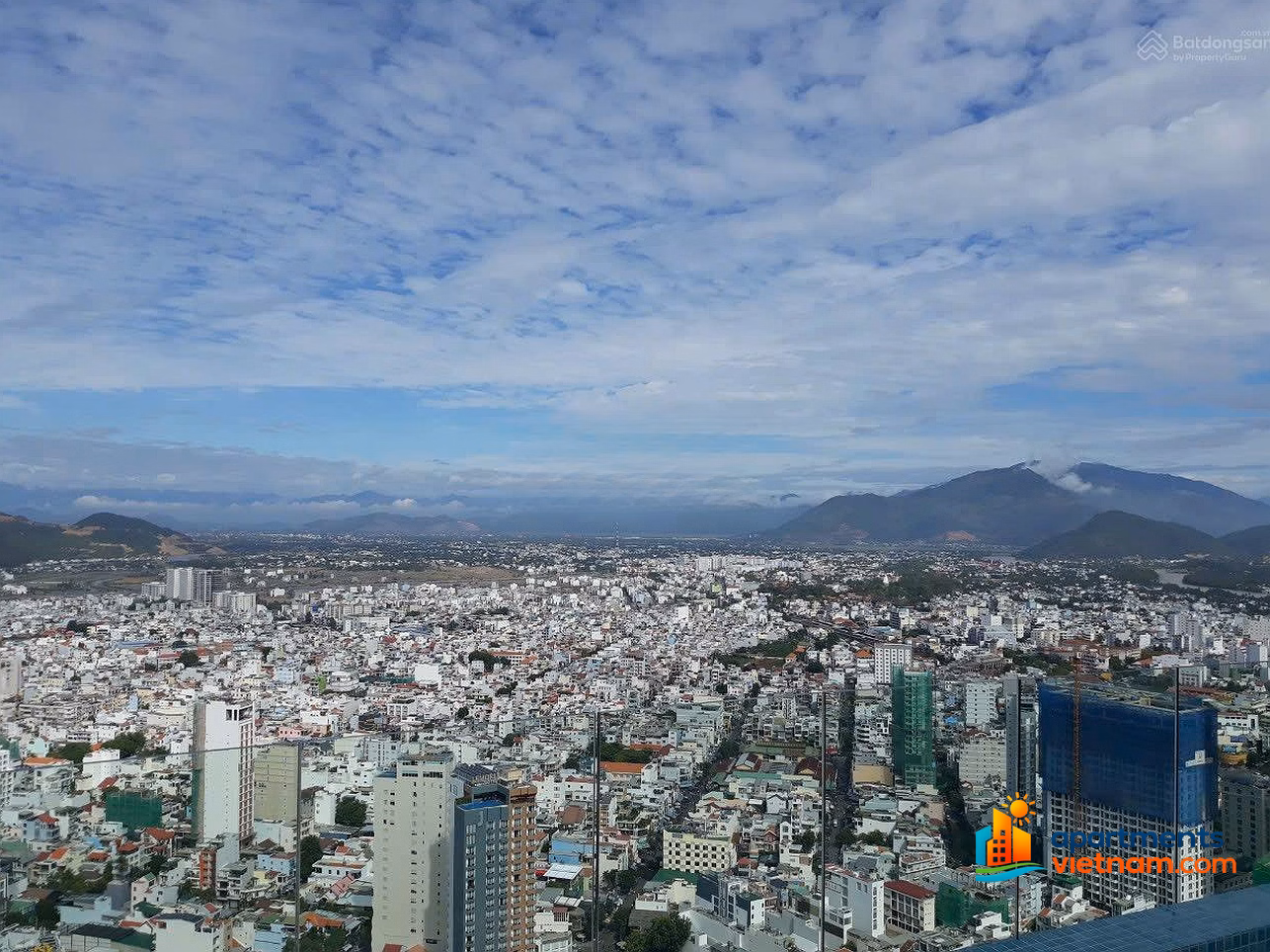 Panorama Nha Trang apartment for sale with high floor, beautiful street view, balcony, full furniture, price of 2.15 billion.