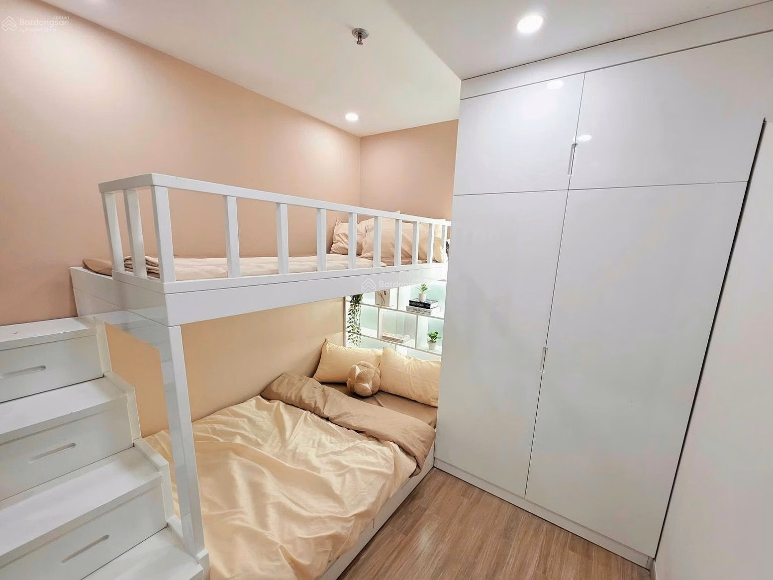 2 bedroom apartment for rent by owner, good price in Vinhomes Ocean Park, full of beautiful furniture, 6 million/month. Free brokerage