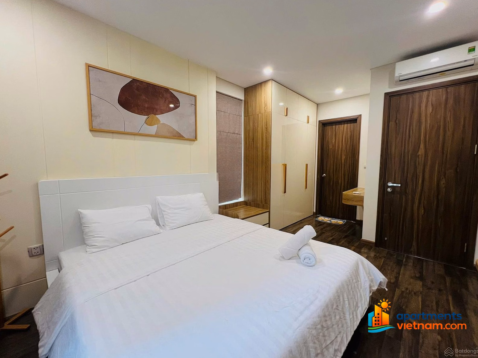 Apartment for rent with 2 bedrooms, 2 bathrooms, 75m2 at Cong Hoa Plaza, great price 12 million VND*** meet Hien