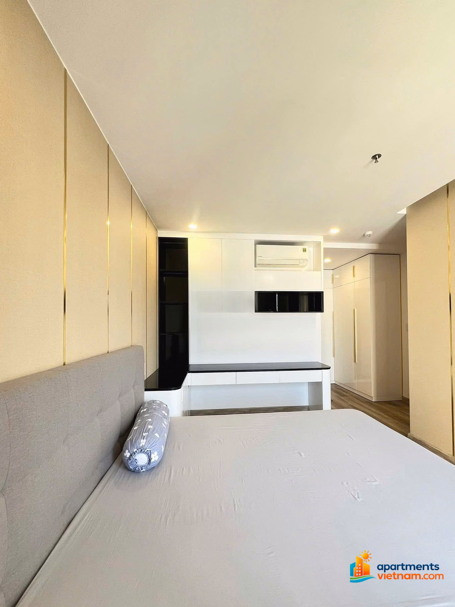 Selling 74m2 apartment (2 bedrooms) in CT3 Vinh Diem Trung, high floor, NE balcony, full furniture, price only 3.9 billion