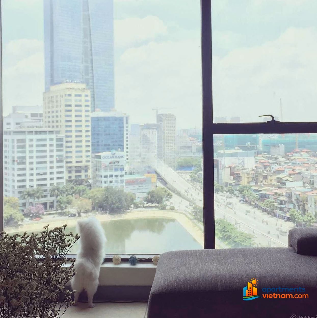 The owner rents a luxury apartment at Ngoc Khanh Plaza, with a beautiful view of Ngoc Khanh Lake