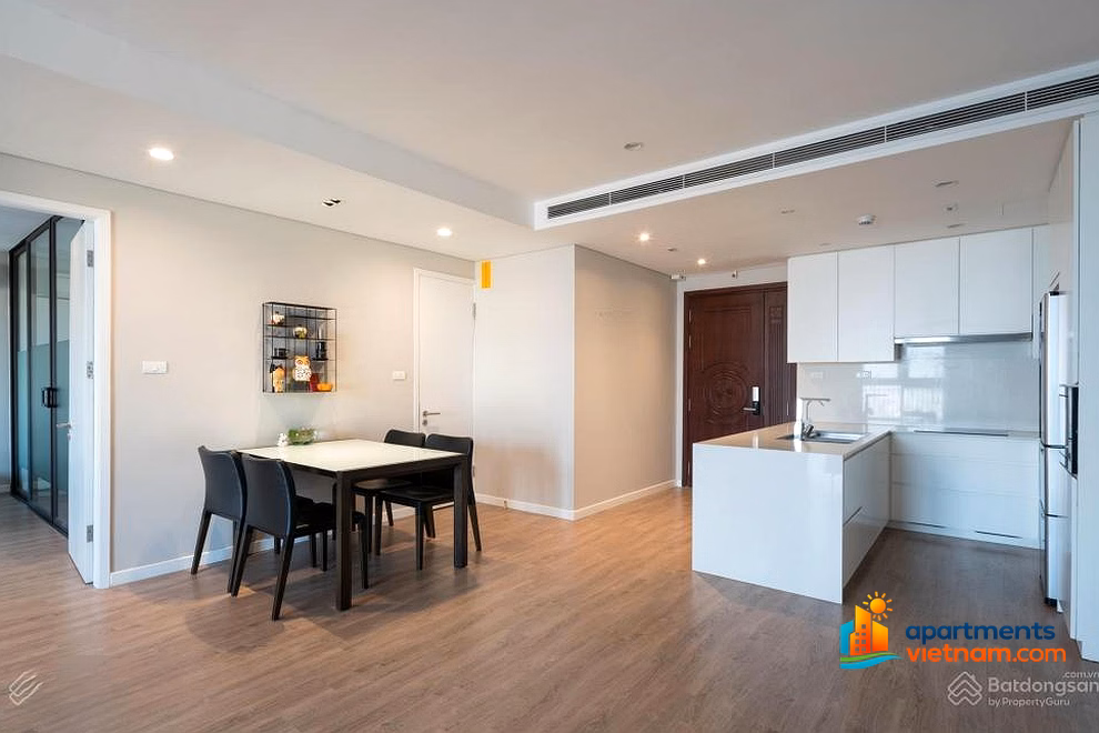 The owner rents a luxury apartment at Ngoc Khanh Plaza, with a beautiful view of Ngoc Khanh Lake