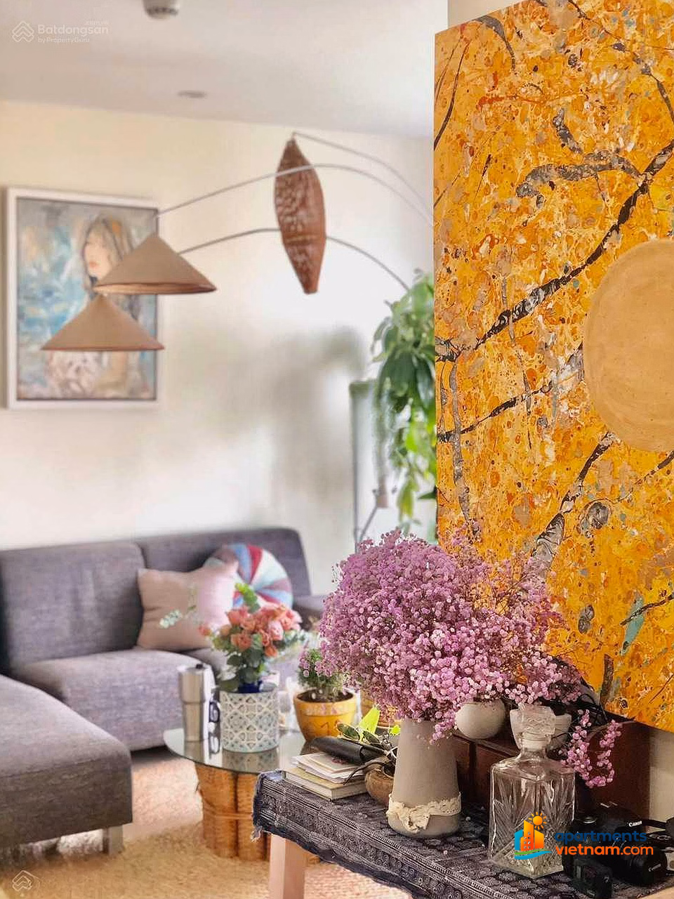 The owner rents a luxury apartment at Ngoc Khanh Plaza, with a beautiful view of Ngoc Khanh Lake