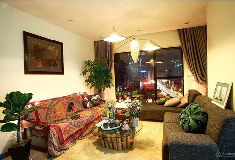 The owner rents a luxury apartment at Ngoc Khanh Plaza, with a beautiful view of Ngoc Khanh Lake