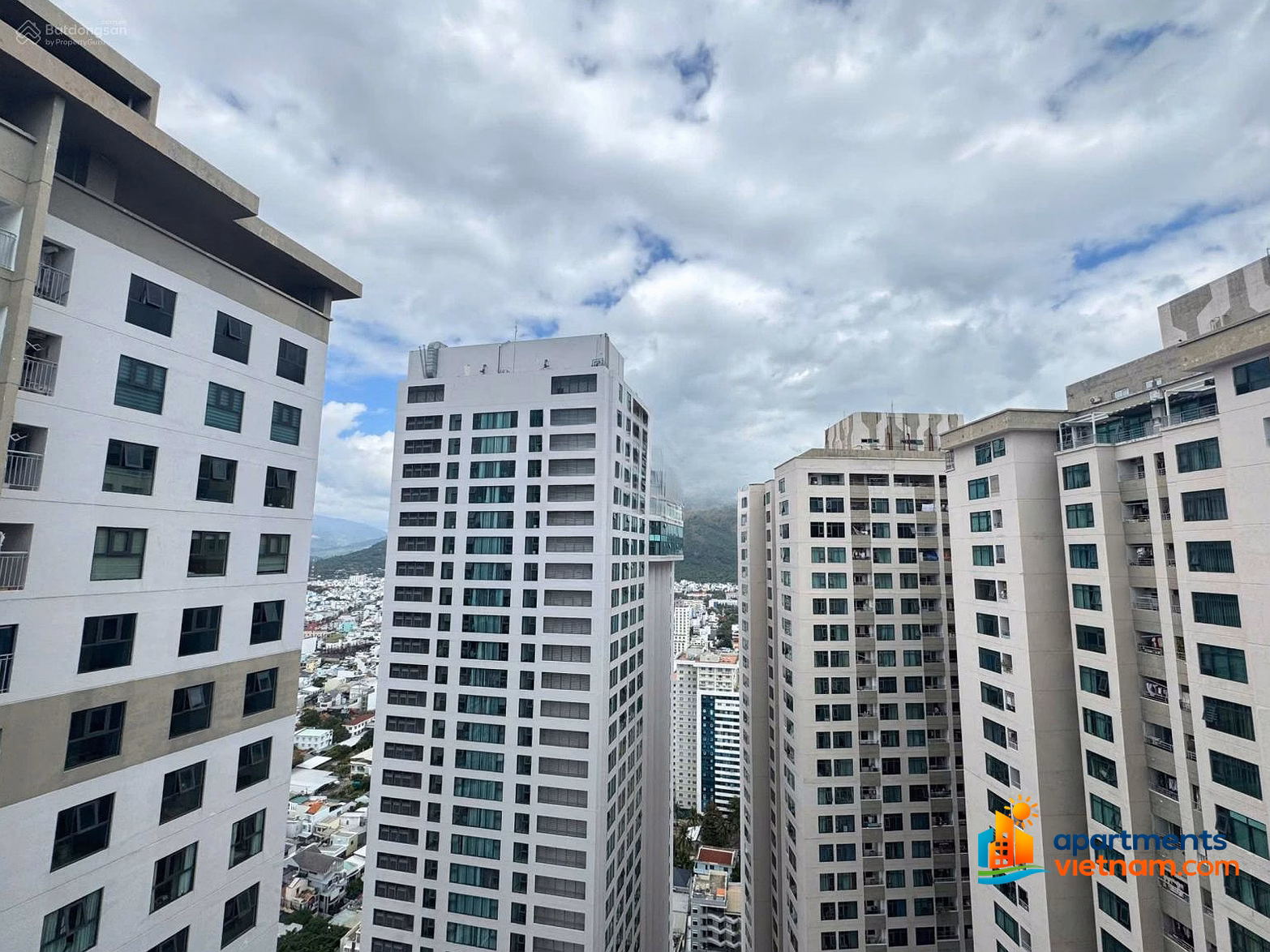 The owner needs money to sell a 2-bedroom apartment urgently for only 2.8 billion in Muong Thanh Vien Trieu and should not lose it