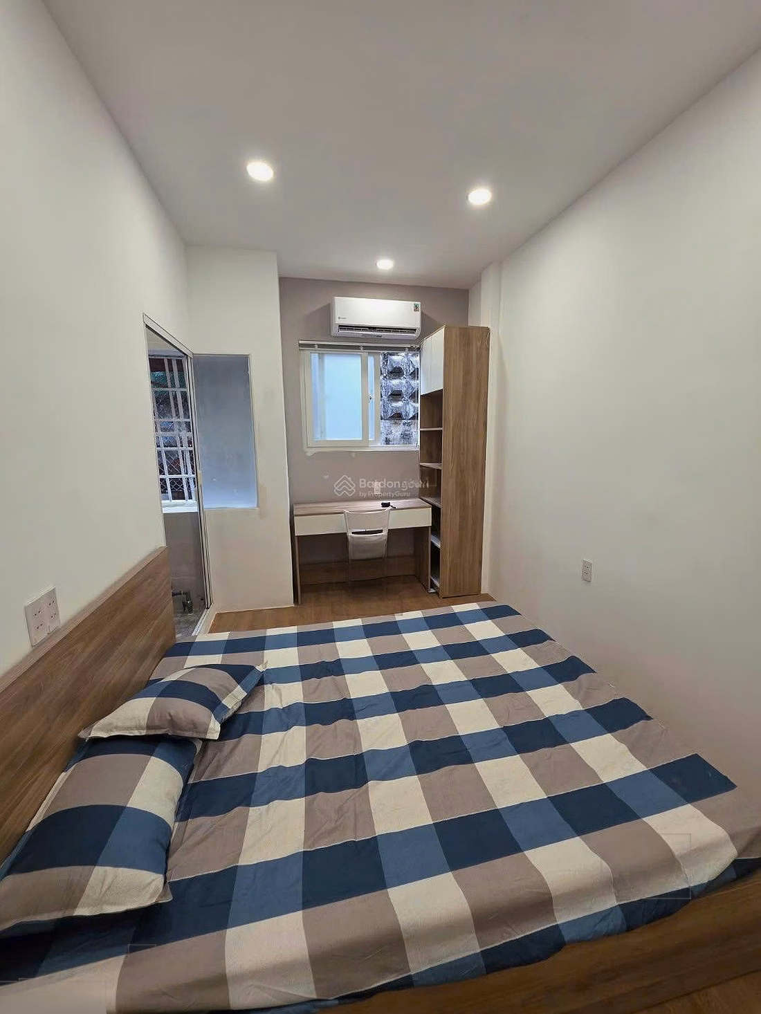 Lac Long Quan apartment for sale, District 11, 2 bedrooms, 40.6 m2, separate pink book, 2 billion 490