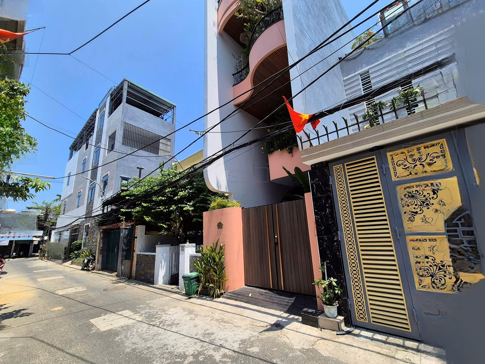 Offering for sale a 3-storey house with 154m2 wide and 6m wide, in the tourist core area of ​​Le Huu Trac area, My Khe beach